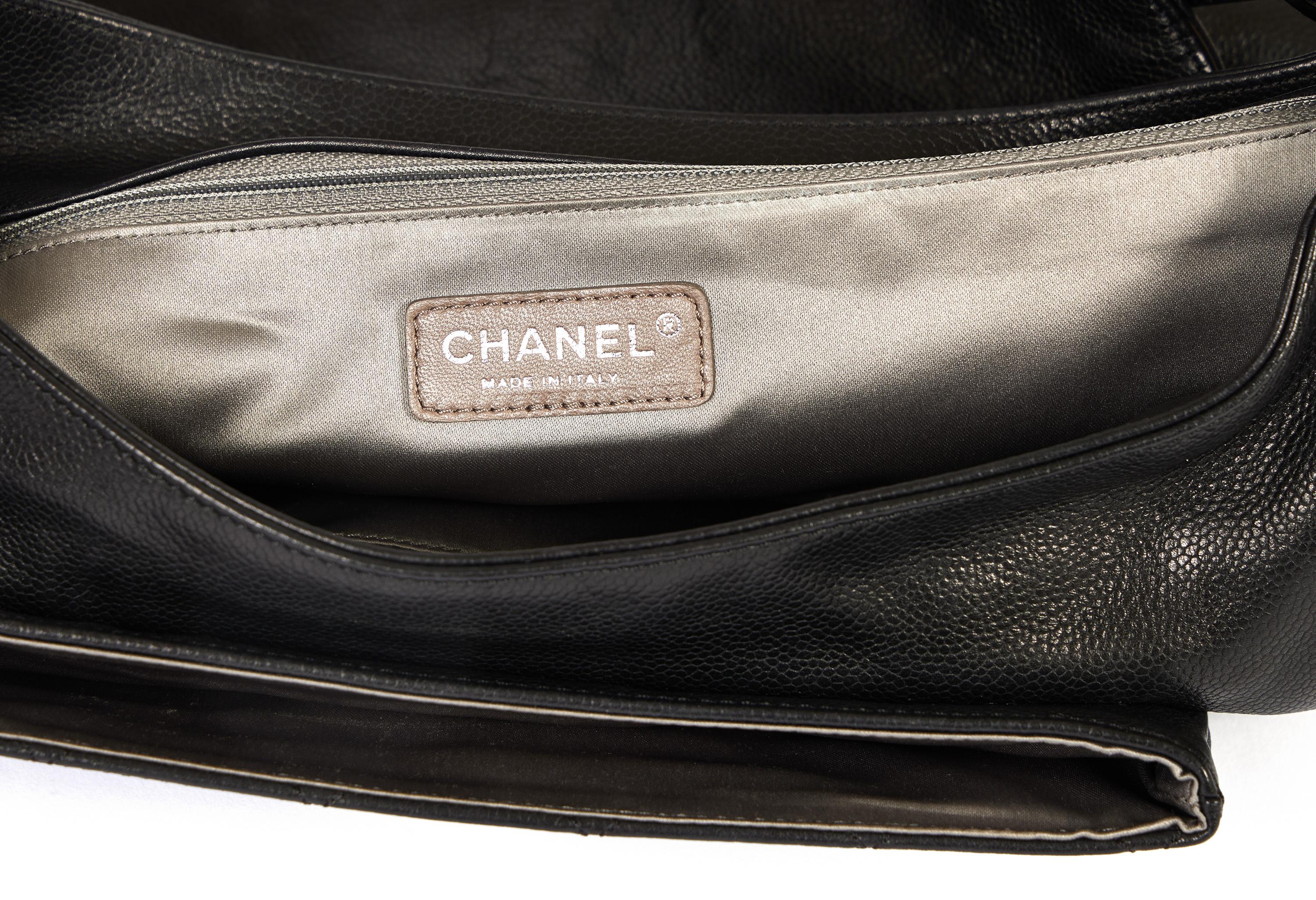 Chanel Schwarze Umhängetasche aus Leder in Kaviar im Angebot 2