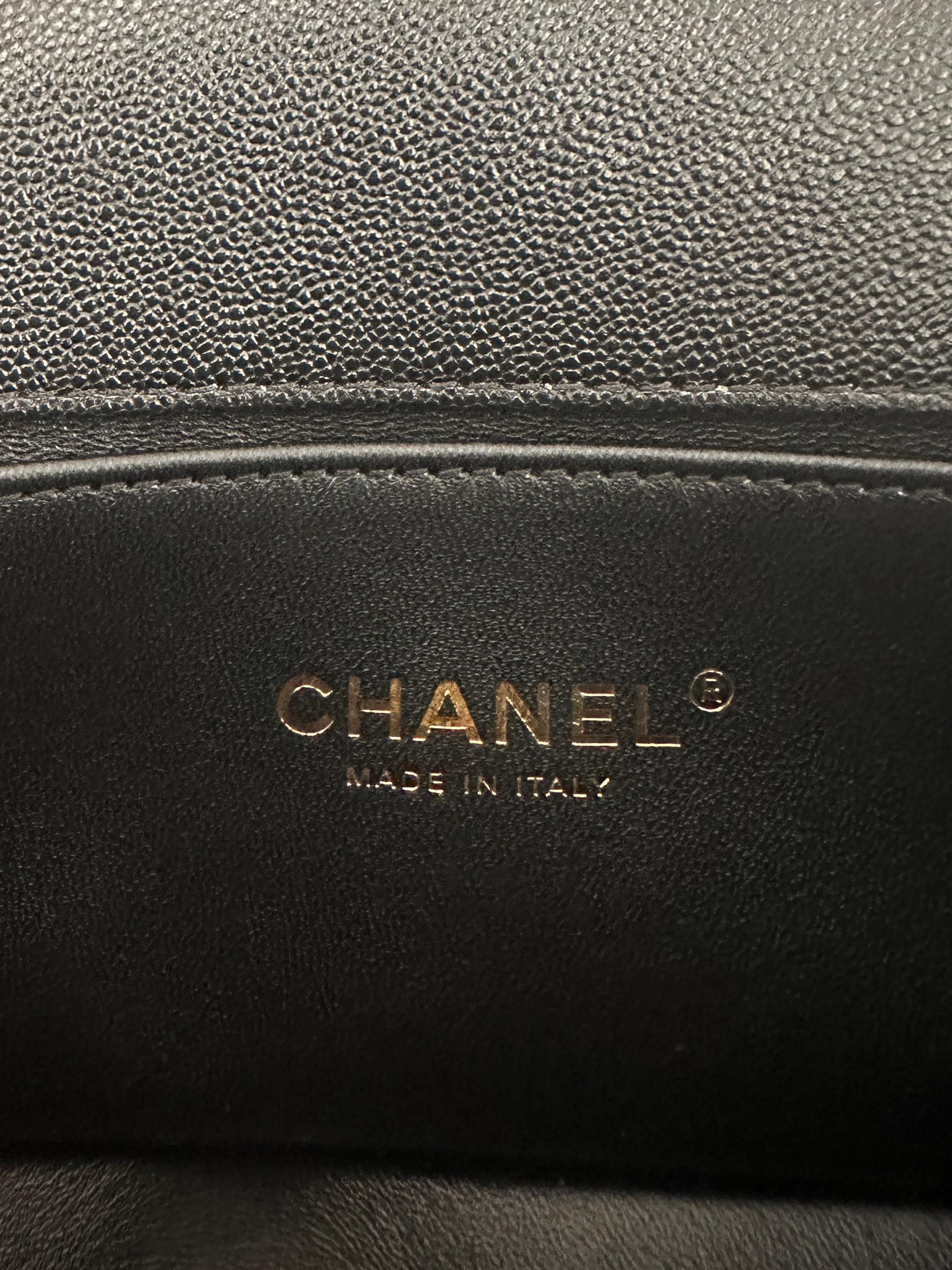 Chanel - Petit sac à main en cuir caviar matelassé et chaîne autour du corps en vente 6