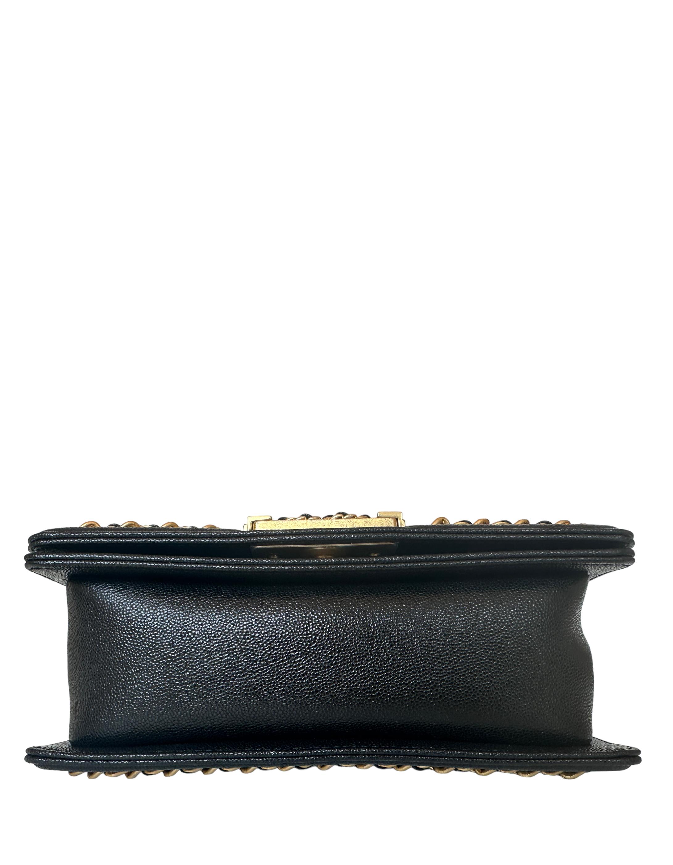 Chanel - Petit sac à main en cuir caviar matelassé et chaîne autour du corps Pour femmes en vente