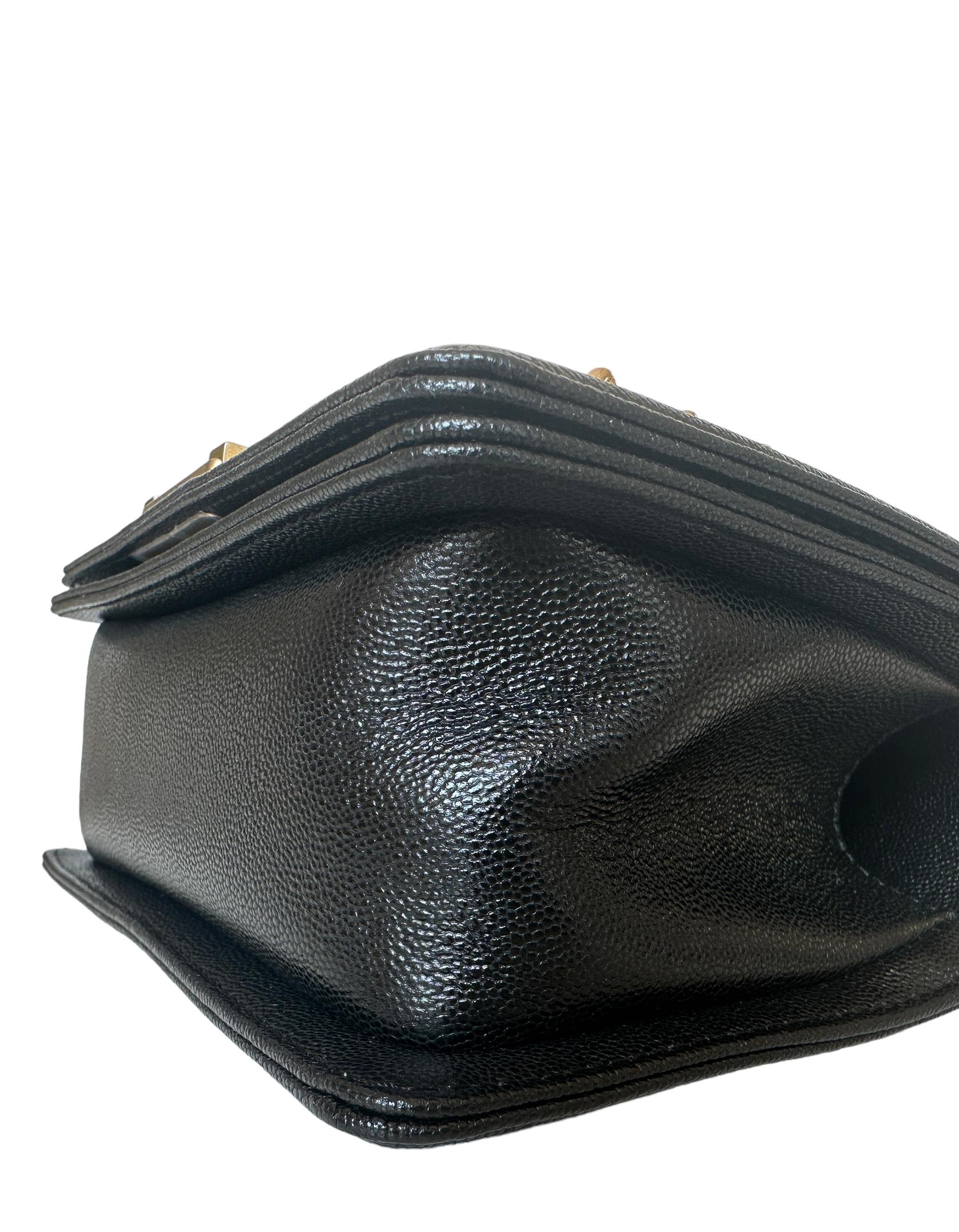 Chanel - Petit sac à main en cuir caviar matelassé et chaîne autour du corps en vente 1