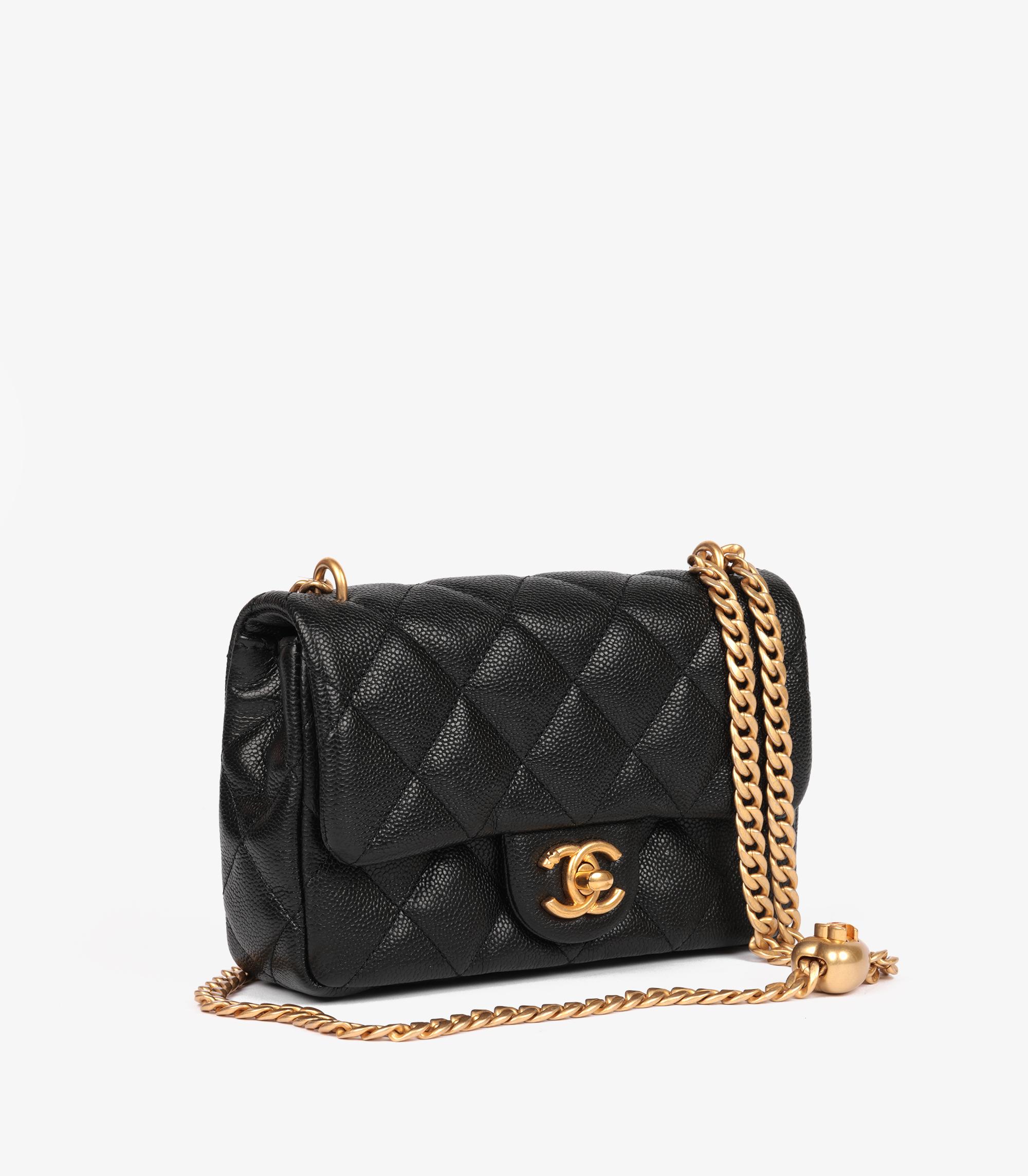 Nero Chanel, borsa in pelle nera Caviale Sweetheart rettangolare con mini flap in vendita