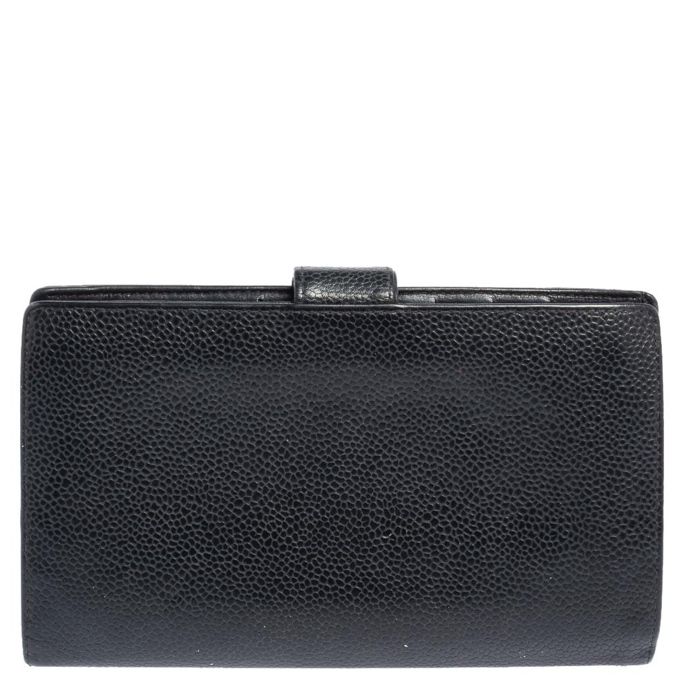 A stylish clutch is an everyday staple for all fashionistas! This clutch from the house of Chanel is crafted from caviar leather and features a black shade. The piece is equipped with a CC logo on the front and reveals a well-sized leather and