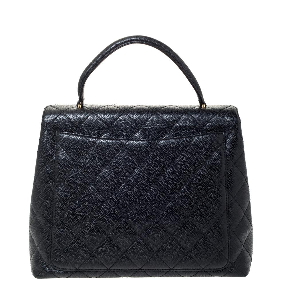 This Chanel vintage Kelly bag in black is a fine piece of craft that will never go out of style. The bag is made from quilted leather and the front flap features the interlocking CC lock. With a top handle and a spacious leather interior, this