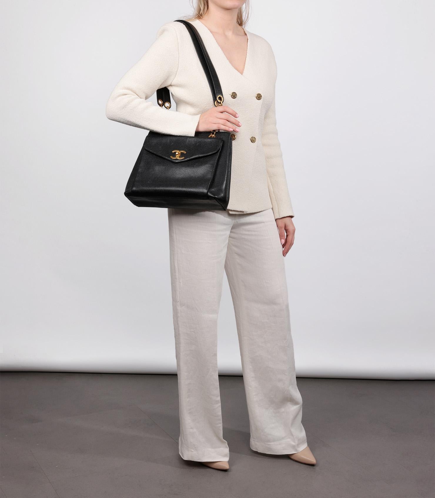 Chanel Schwarz Kaviar Leder Vintage Large XL Classic Shoulder Tote

Details zum Produkt
Xupes Ref: HB5627
Marke: Chanel
Modell: Große XL Classic Shoulder Tote
Typ: Umhängetasche, Tote
Seriennummer: 3337707
Alter: 1994
Begleitet von: