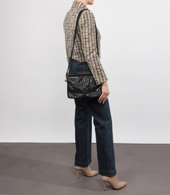 Chanel - Sac à caméra en cuir noir caviar Vintage Medium Timeless à triple logo