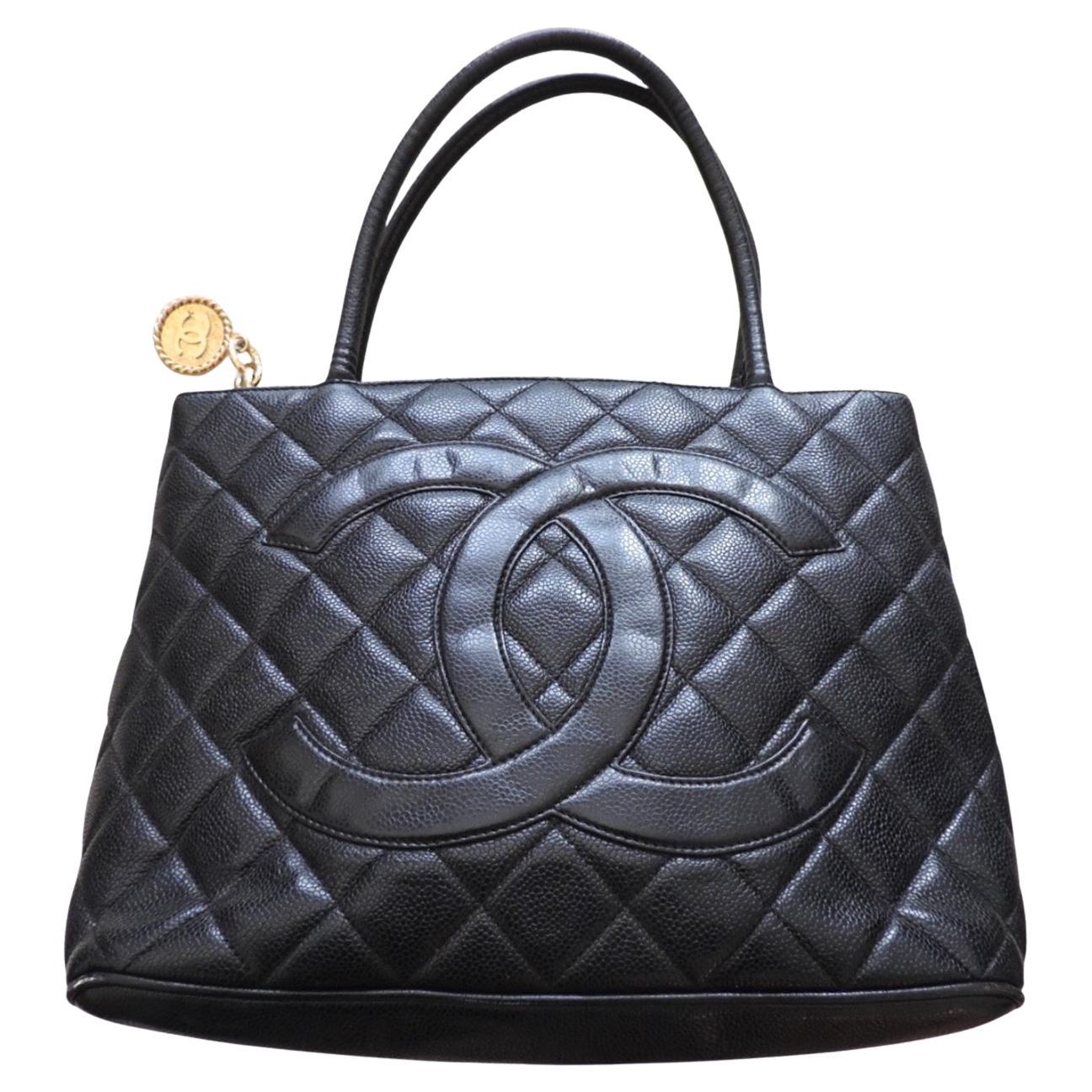 Chanel - Sac à main avec médaillon en caviar noir en vente