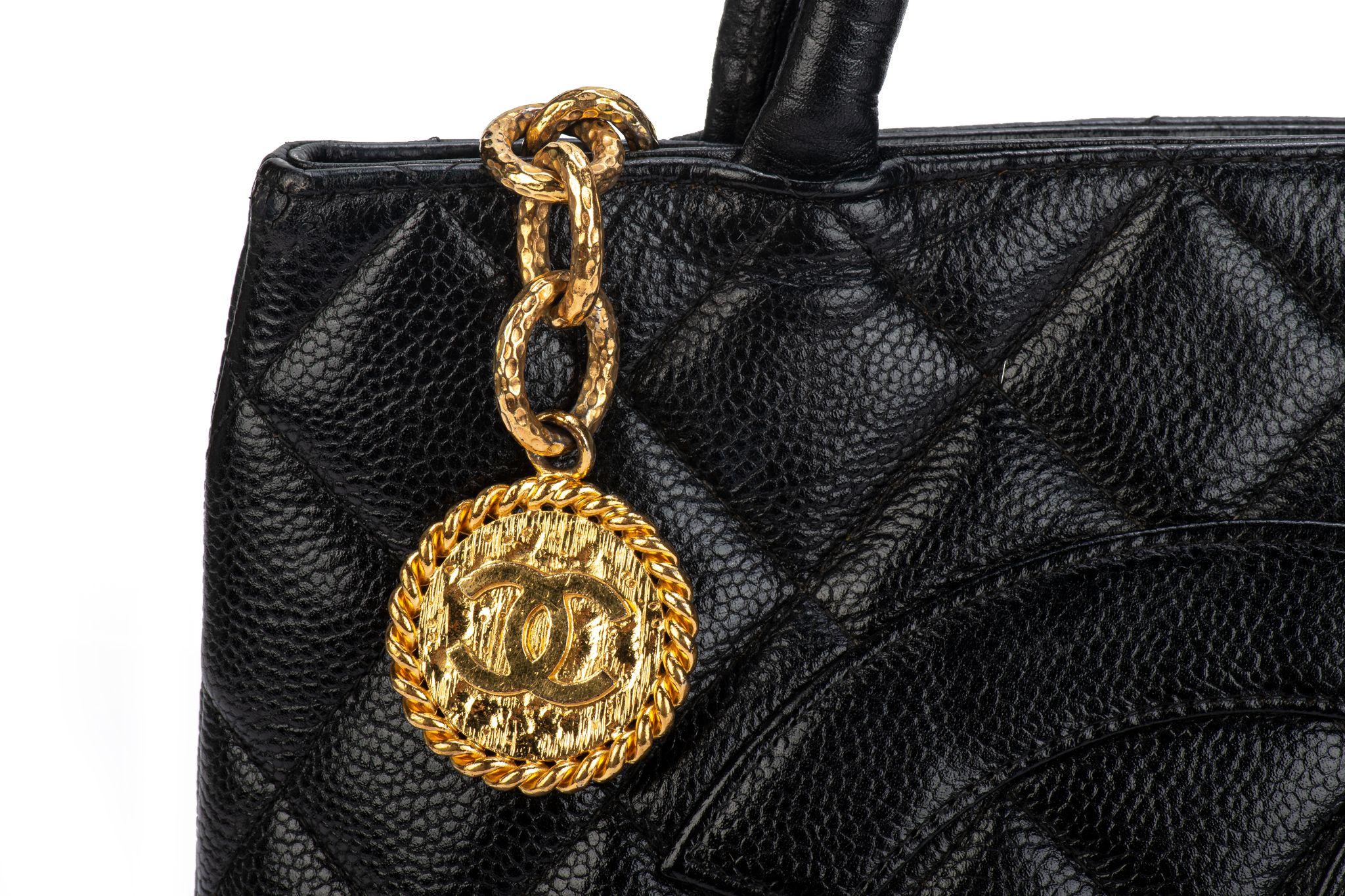 Chanel - Fourre-tout à médaillon en caviar noir 2