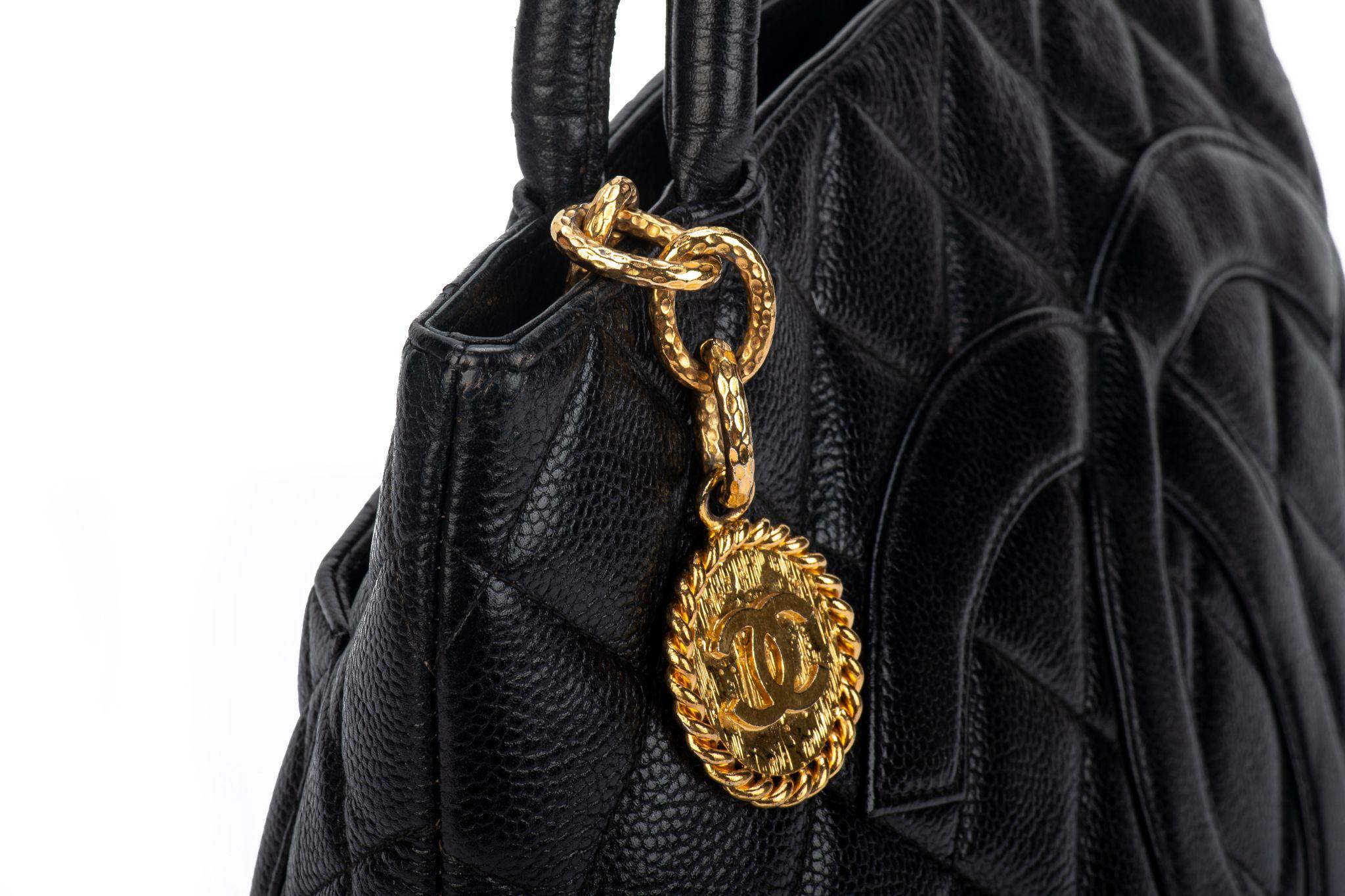 Chanel - Fourre-tout à médaillon en caviar noir 3