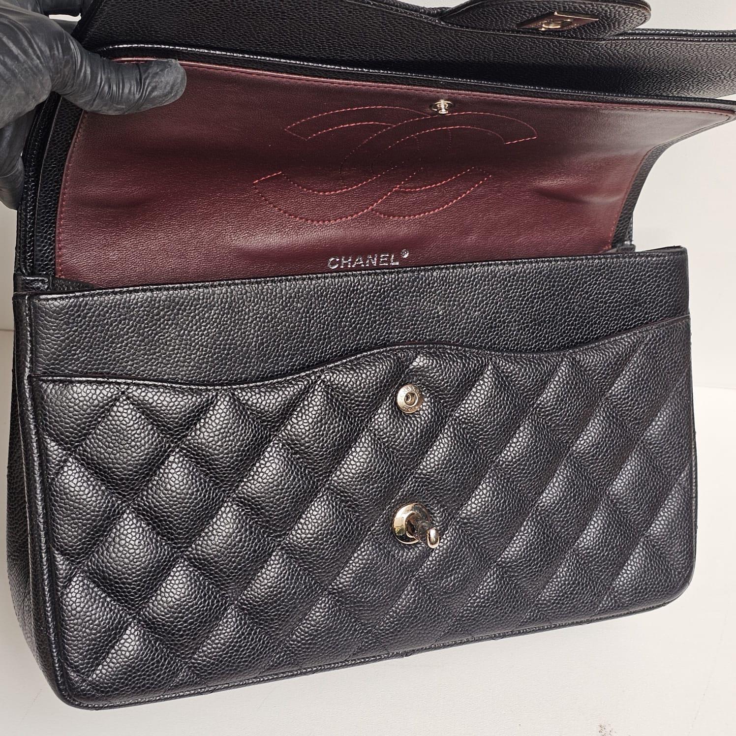Chanel Caviar Negro Acolchado Jumbo Bolso Doble Solapa en venta 6