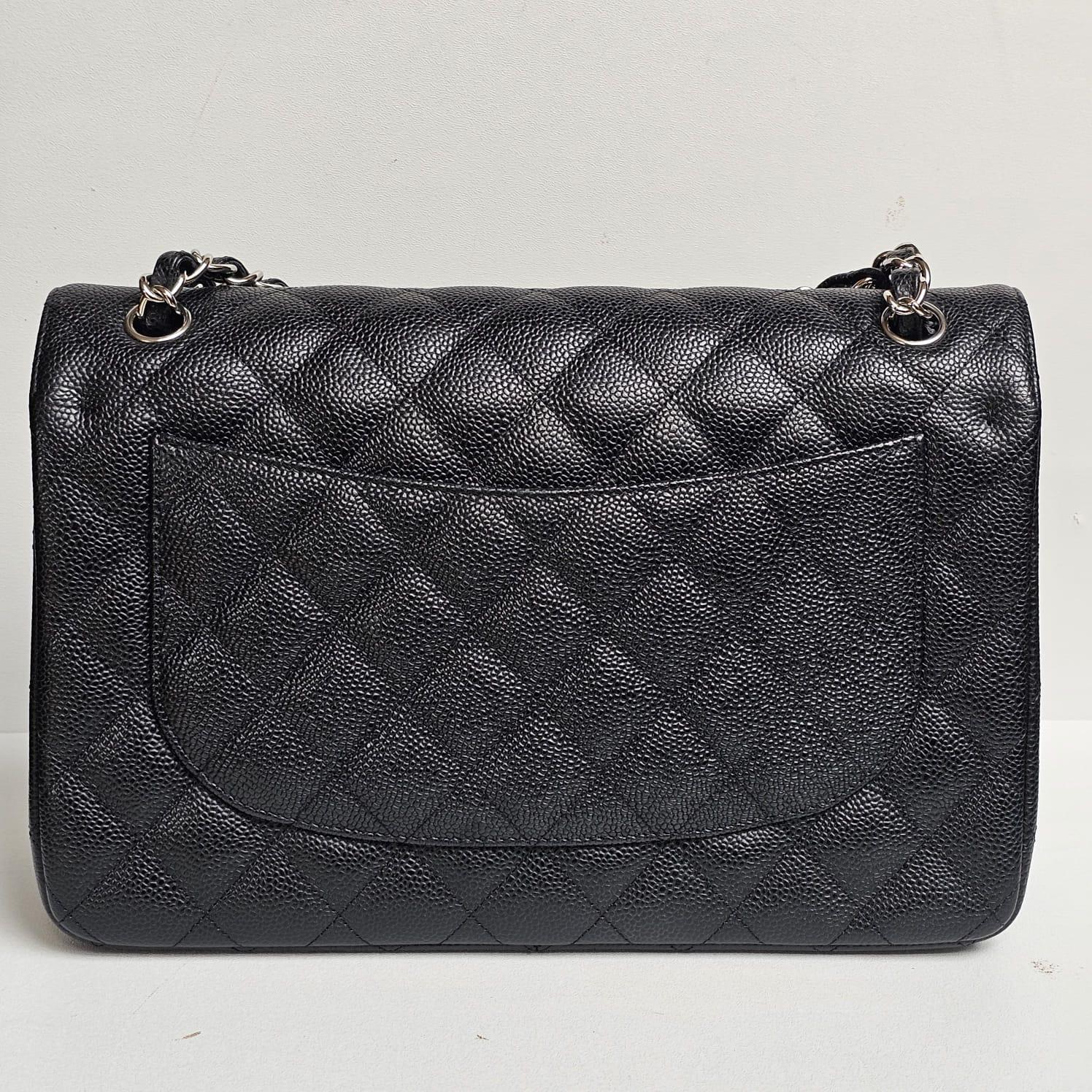 Chanel Caviar Negro Acolchado Jumbo Bolso Doble Solapa en venta 7