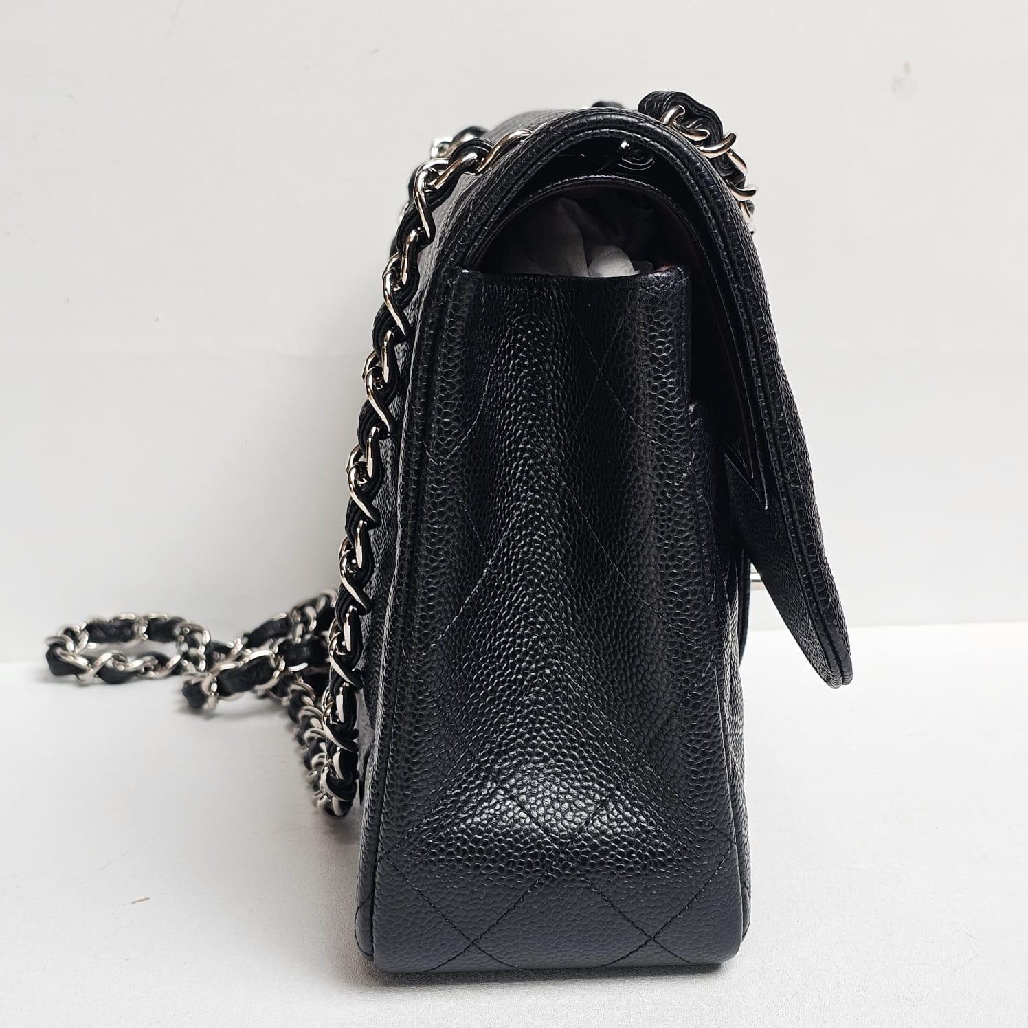 Chanel Caviar Negro Acolchado Jumbo Bolso Doble Solapa en venta 9