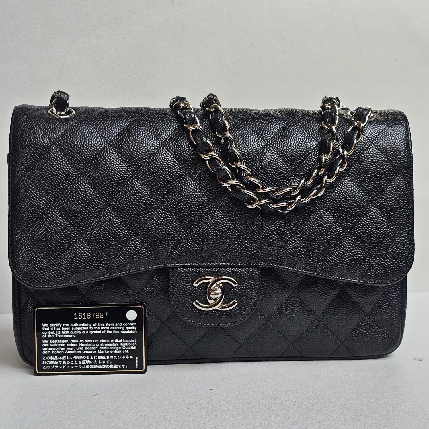 Clásico Chanel jumbo negro caviar con herrajes plateados. En general, sigue en muy buen estado. Pequeños roces en las esquinas. Serie nº 15. Viene con su holo, tarjeta, bolsa guardapolvo y folleto.