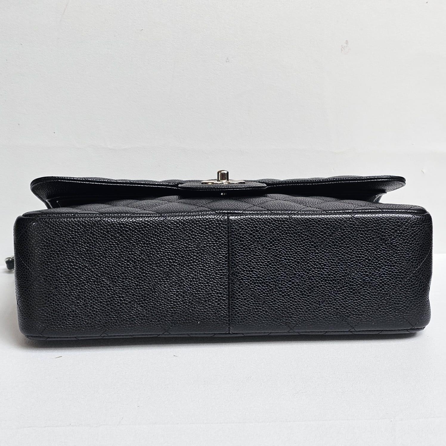 Chanel Caviar Negro Acolchado Jumbo Bolso Doble Solapa en venta 1