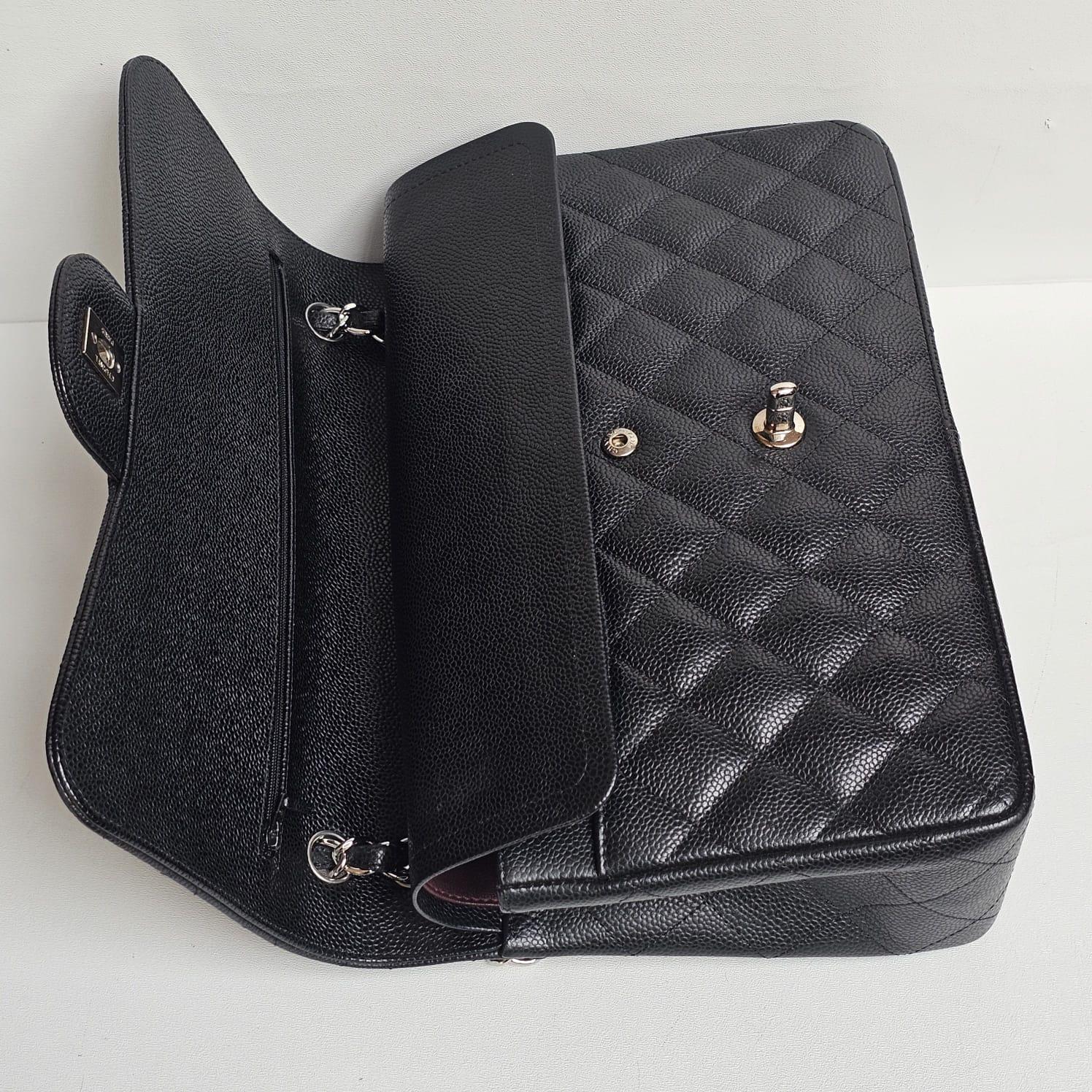 Chanel Caviar Negro Acolchado Jumbo Bolso Doble Solapa en venta 4