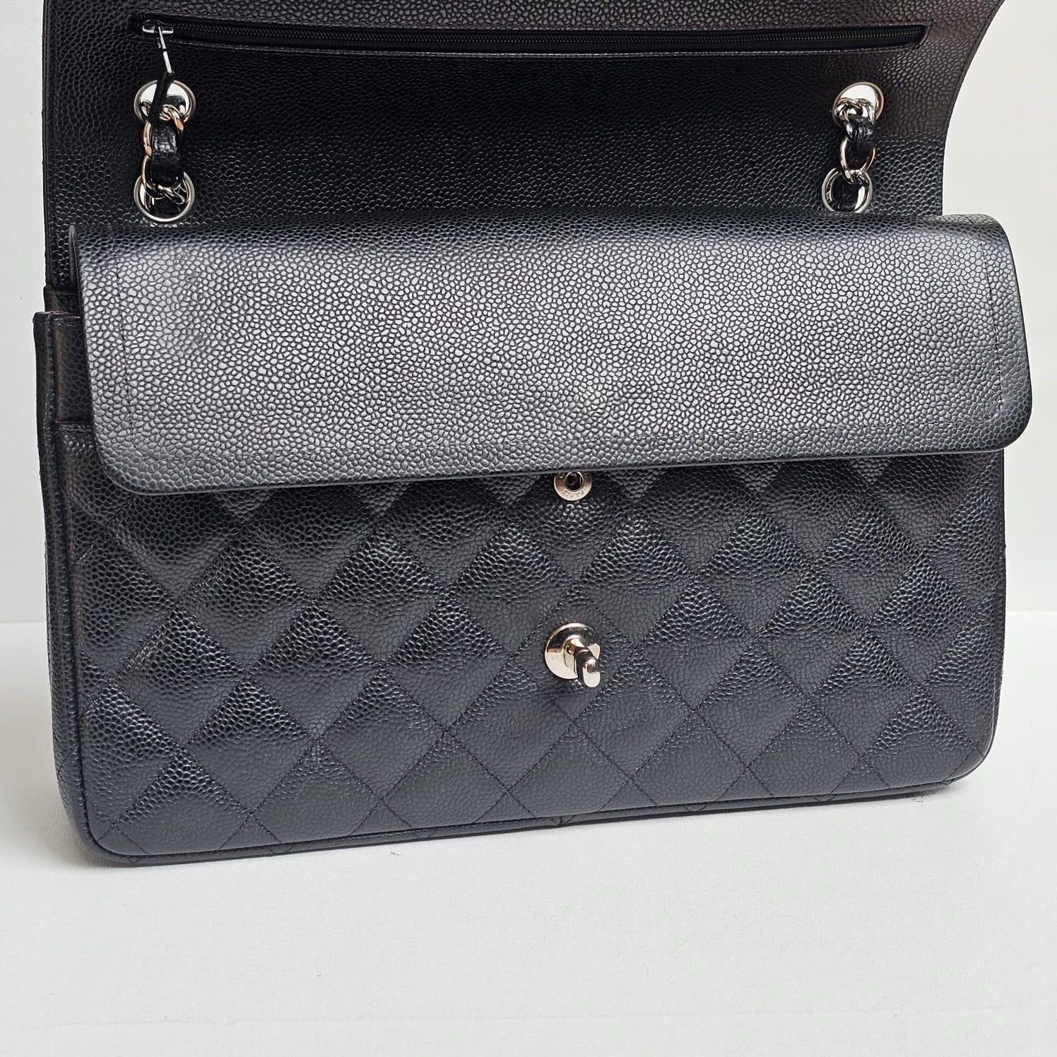 Chanel Caviar Negro Acolchado Jumbo Bolso Doble Solapa en venta 5
