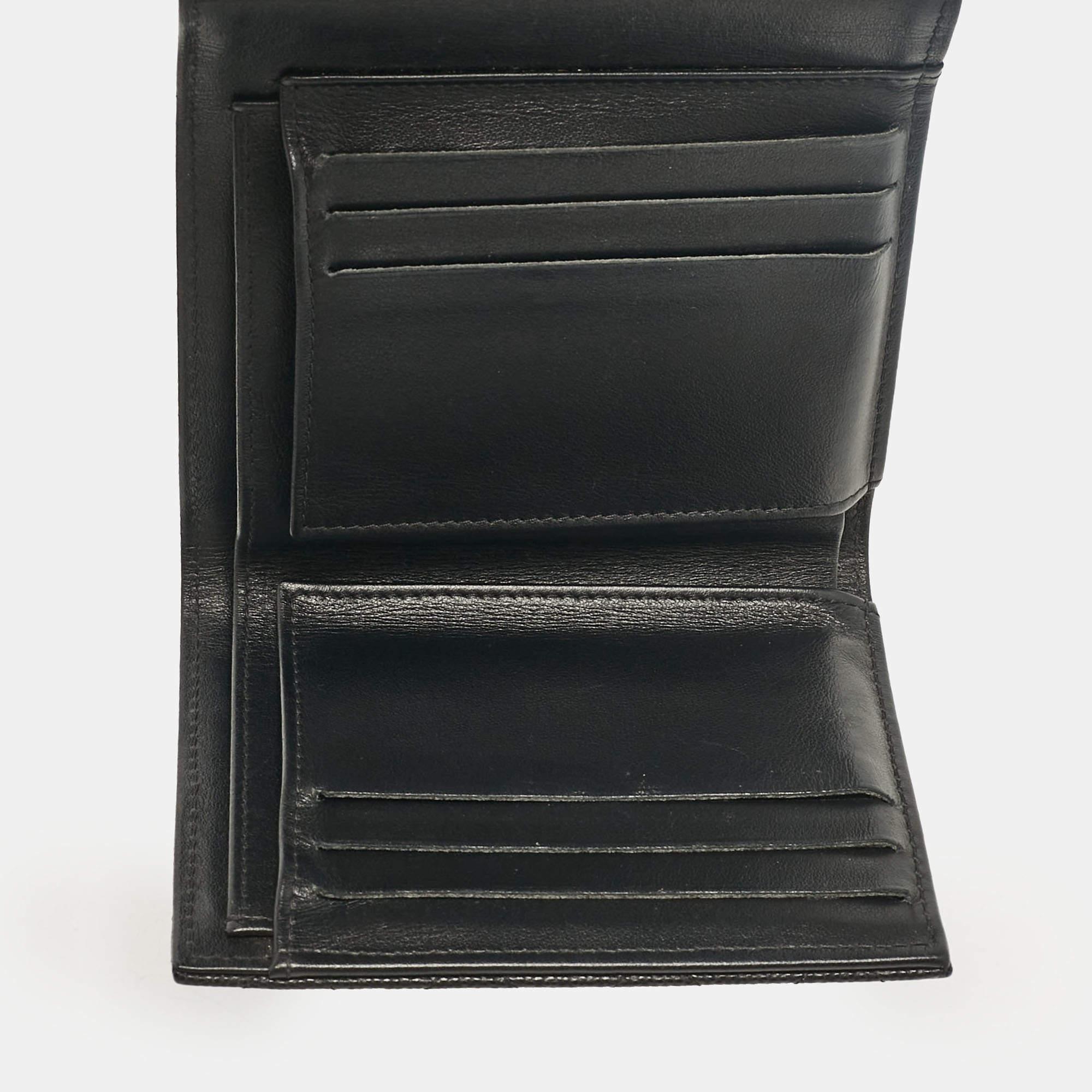 Blending a classy design aesthetic with fine craftsmanship is this Chanel trifold wallet. Although designed to be highly functional and apt for everyday use the black designer wallet is also highly appealing.
