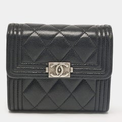 Chanel - Portefeuille trifold en cuir noir caviar matelassé pour garçon