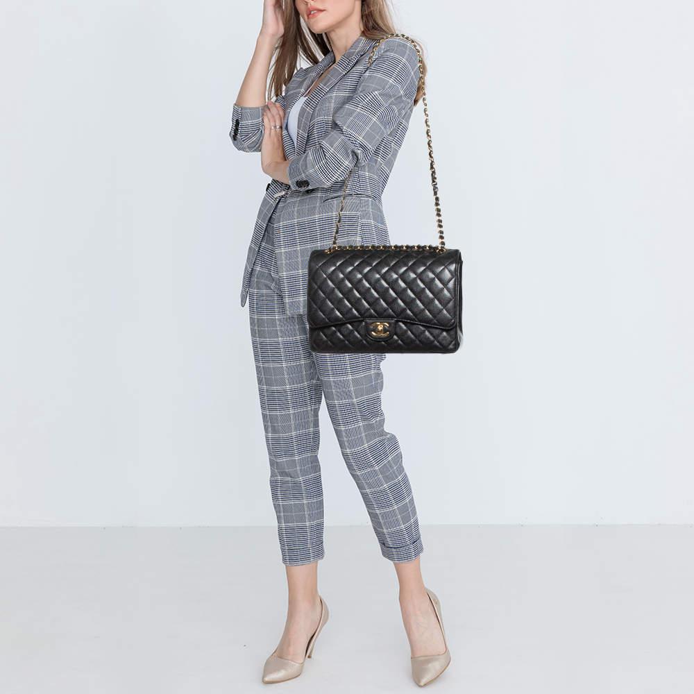 Lleva todo lo que necesites con estilo gracias a este Bolso Chanel Jumbo Clásico con Doble Solapa. Fabricado con los mejores materiales  este es un accesorio que promete estilo y uso duraderos.
