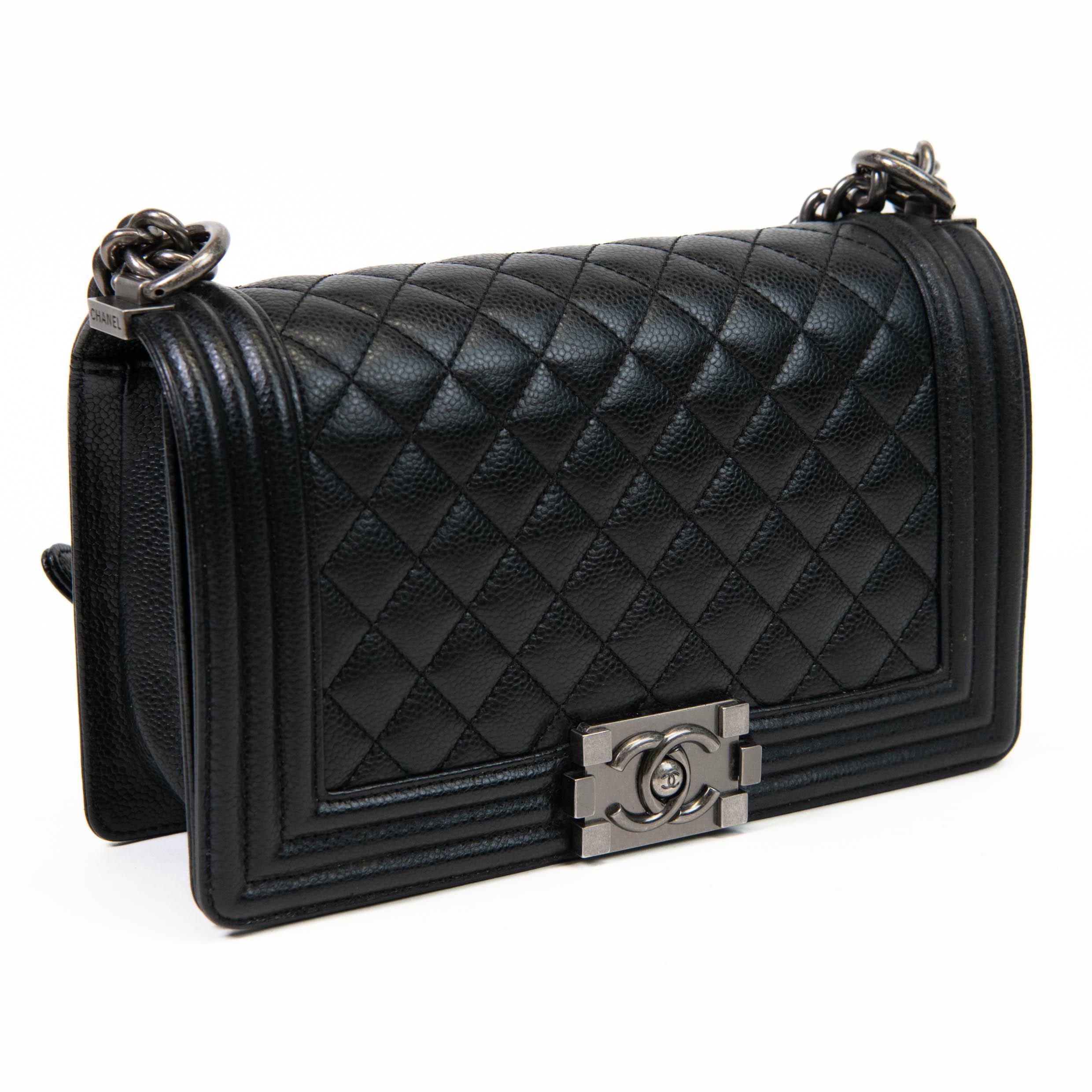 100% Authentic

This stylish shoulder bag is crafted of luxurious diamond-quilted caviar leather in black. The bag features a textured aged silver chain-link shoulder strap with a leather shoulder pad, and a matching boy CC push lock on the front.