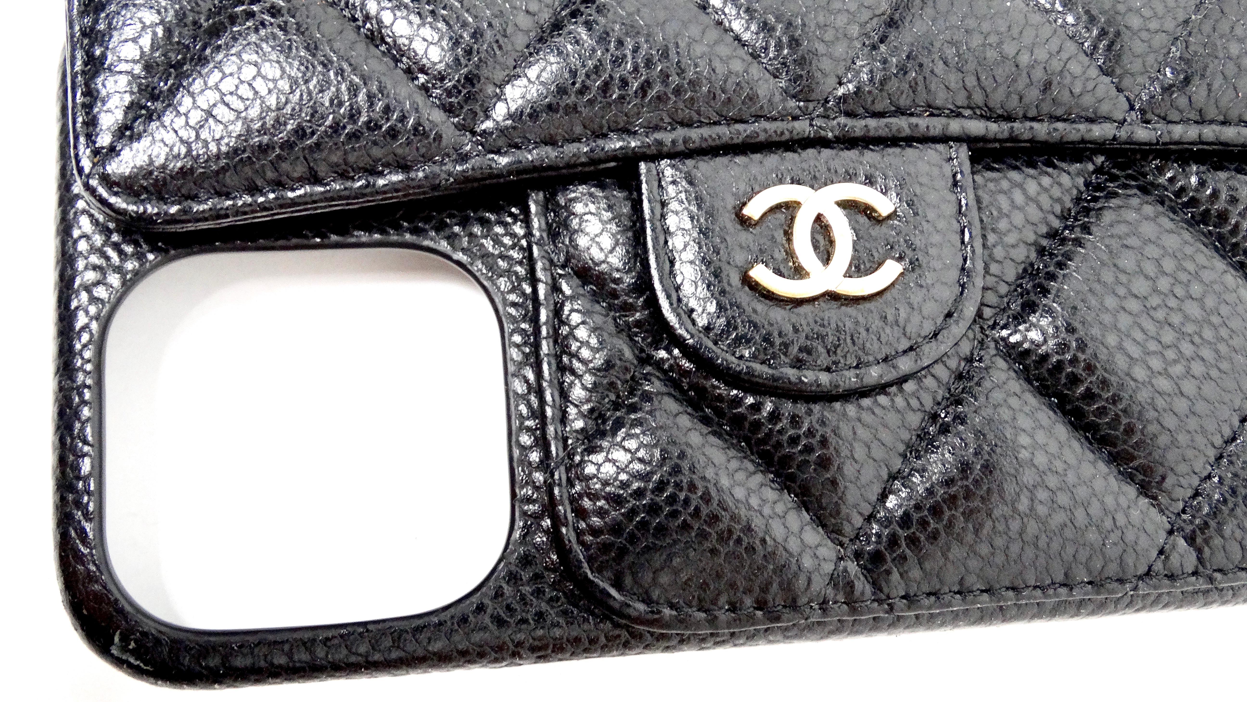 Chanel Schwarzer Kaviar Gestepptes Leder Perle Crush iPhone 15 Pro Fall mit Kette im Zustand „Gut“ im Angebot in Scottsdale, AZ