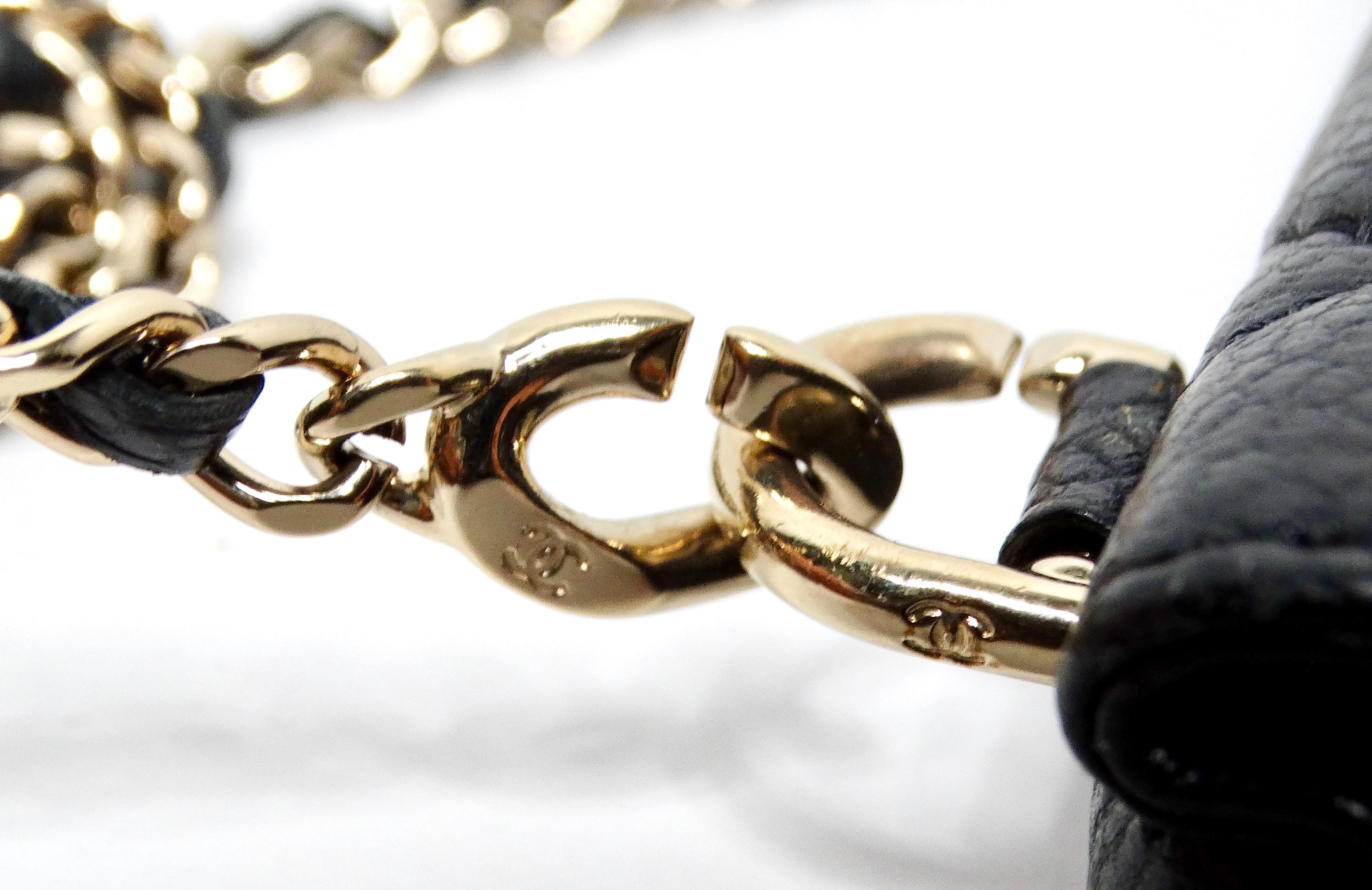 Chanel Schwarzer Kaviar Gestepptes Leder Perle Crush iPhone 15 Pro Fall mit Kette Damen im Angebot