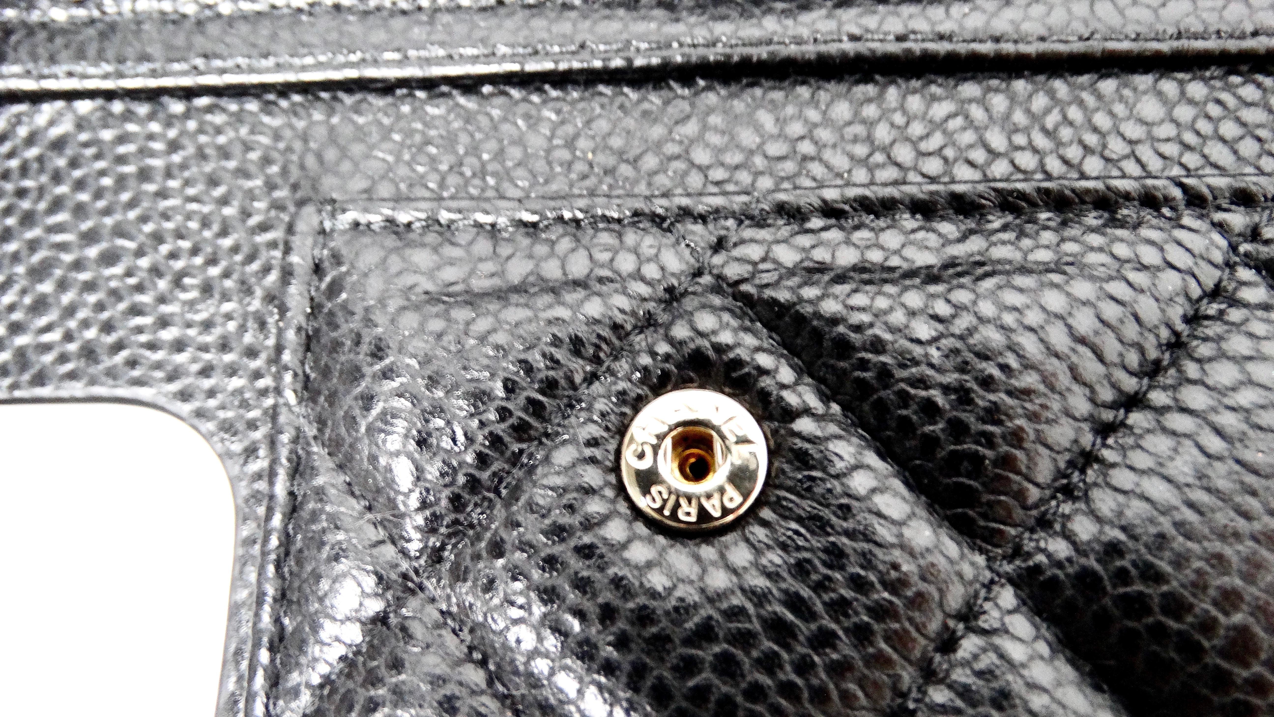 Chanel Schwarzer Kaviar Gestepptes Leder Perle Crush iPhone 15 Pro Fall mit Kette im Angebot 2