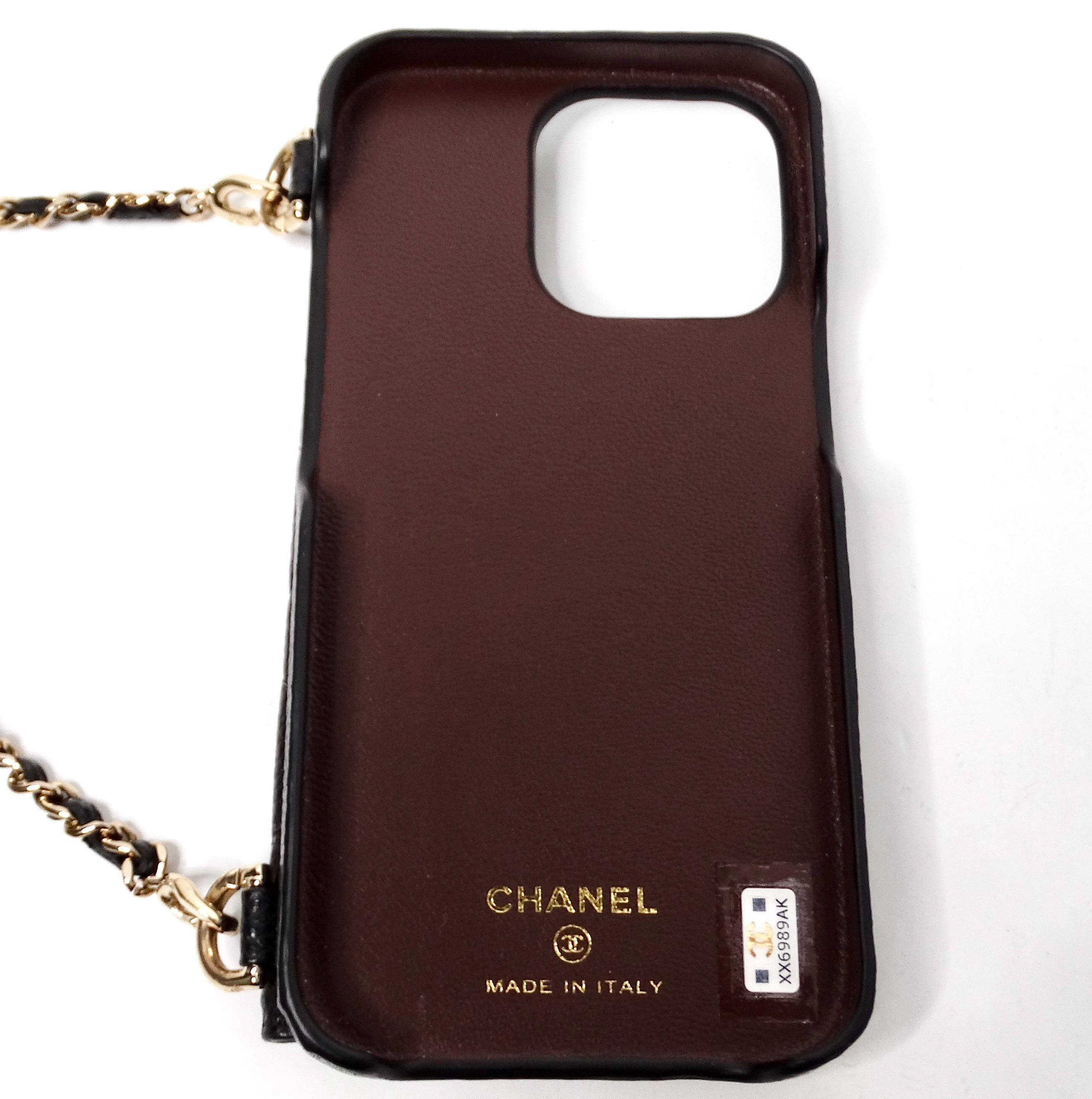 Chanel Schwarzer Kaviar Gestepptes Leder Perle Crush iPhone 15 Pro Fall mit Kette im Angebot 3