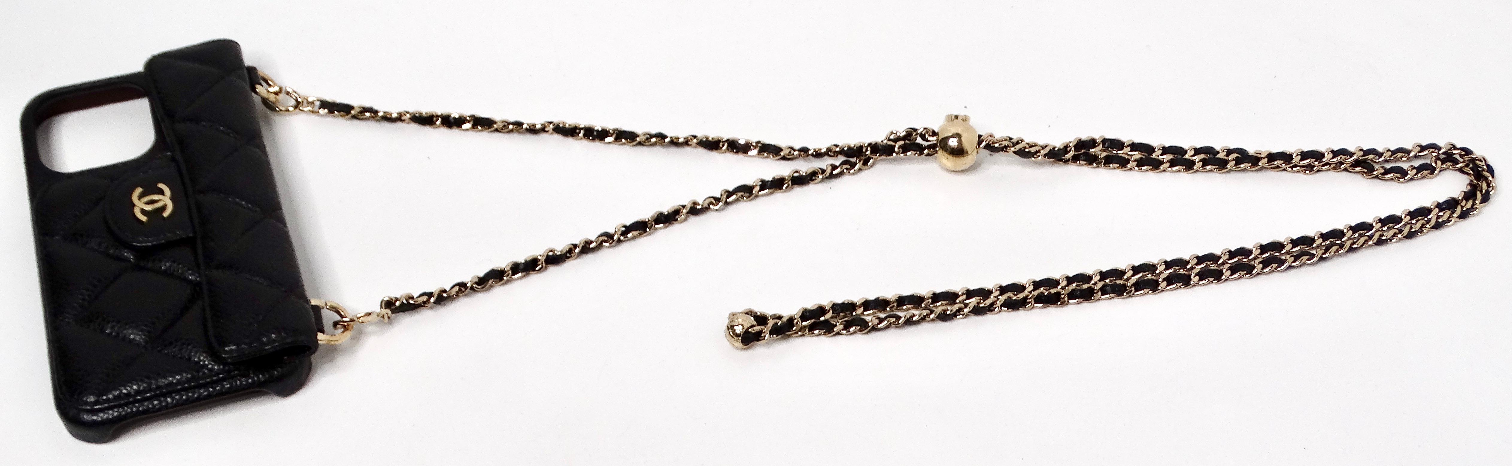 Chanel Schwarzer Kaviar Gestepptes Leder Perle Crush iPhone 15 Pro Fall mit Kette im Angebot 5