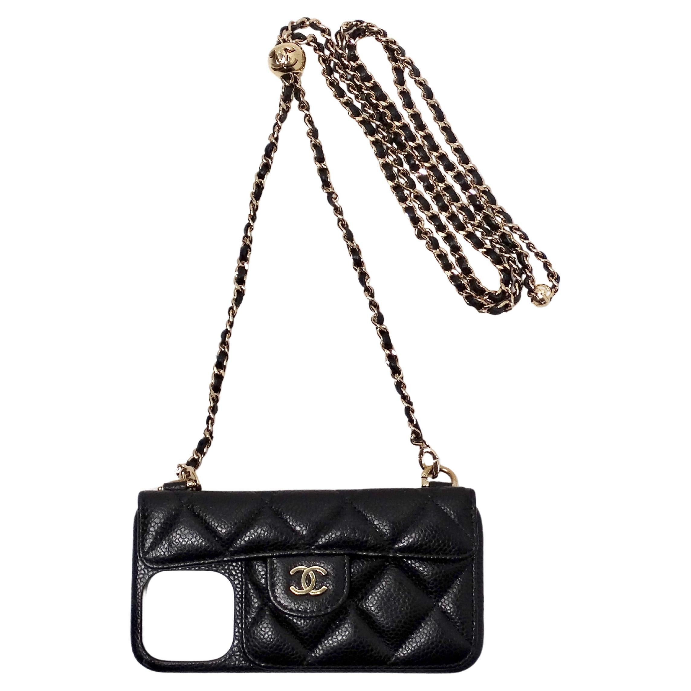 Chanel Schwarzer Kaviar Gestepptes Leder Perle Crush iPhone 15 Pro Fall mit Kette im Angebot