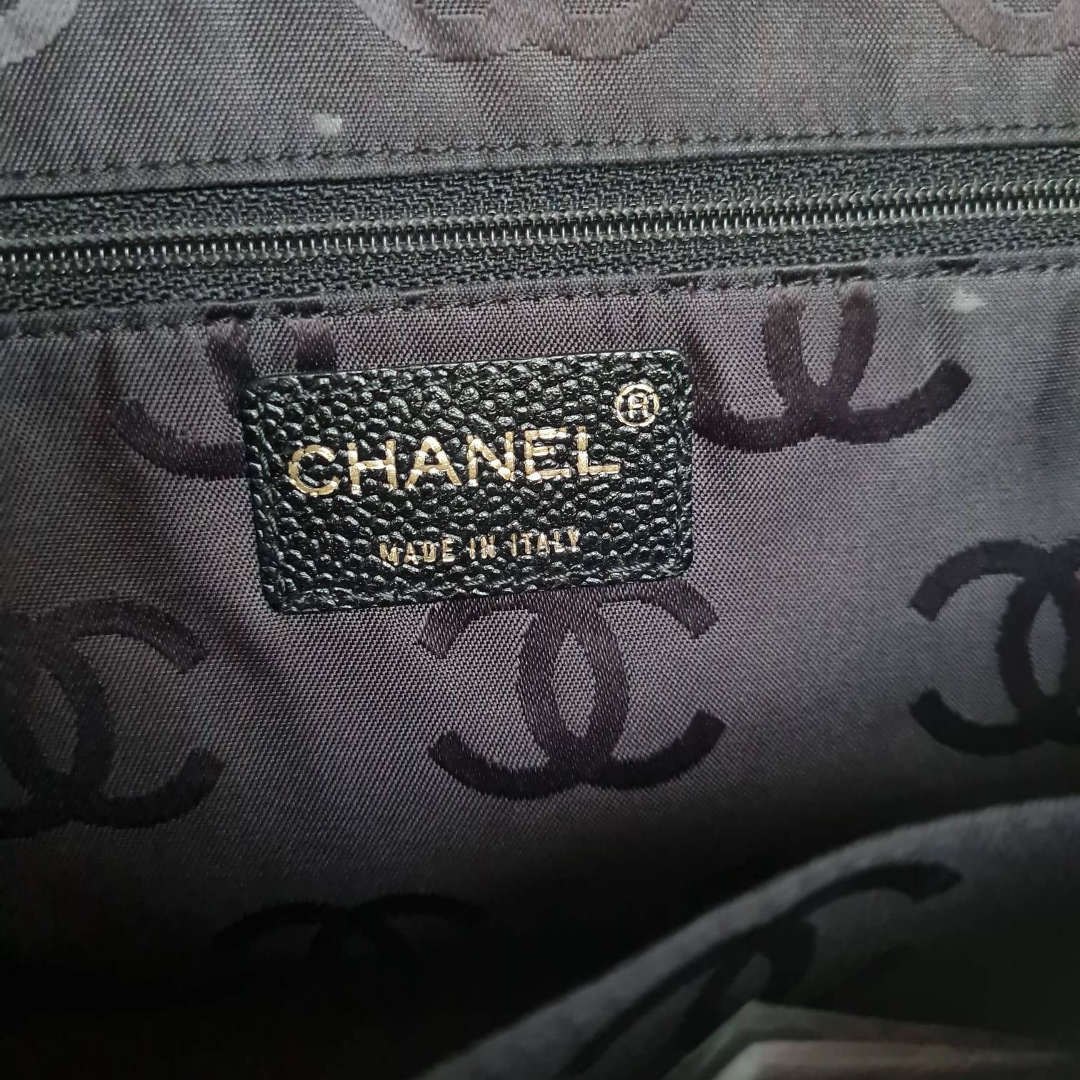 Chanel Schwarze quadratische gesteppte Klappentasche in Kaviar im Angebot 6