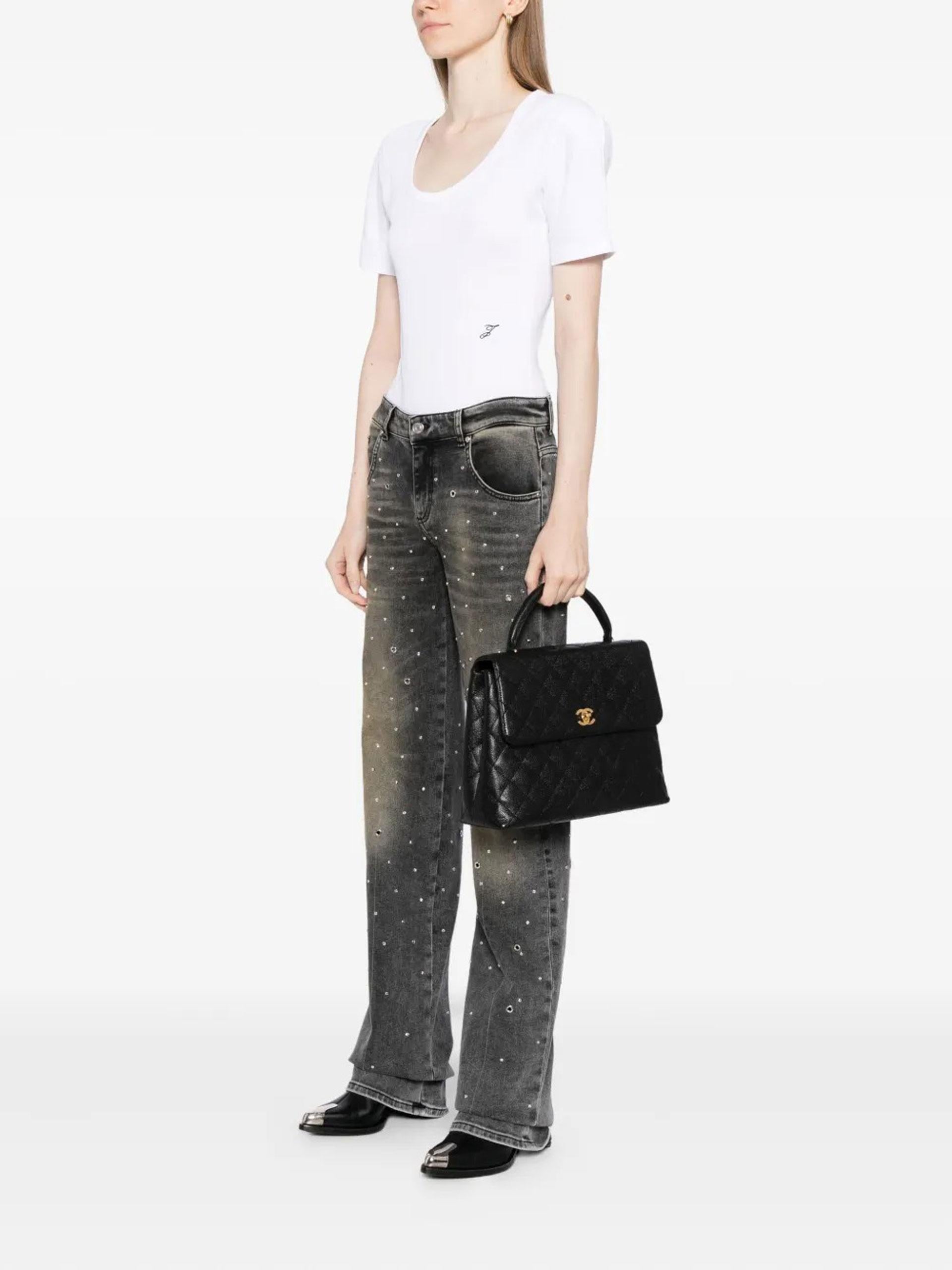 vers 2001
fourre-tout kelly noir à poignée supérieure
fermeture à boucle sur le devant
fermeture à rabat sur le devant
poignée supérieure unique
Plaque logo en métal doré
compartiment principal