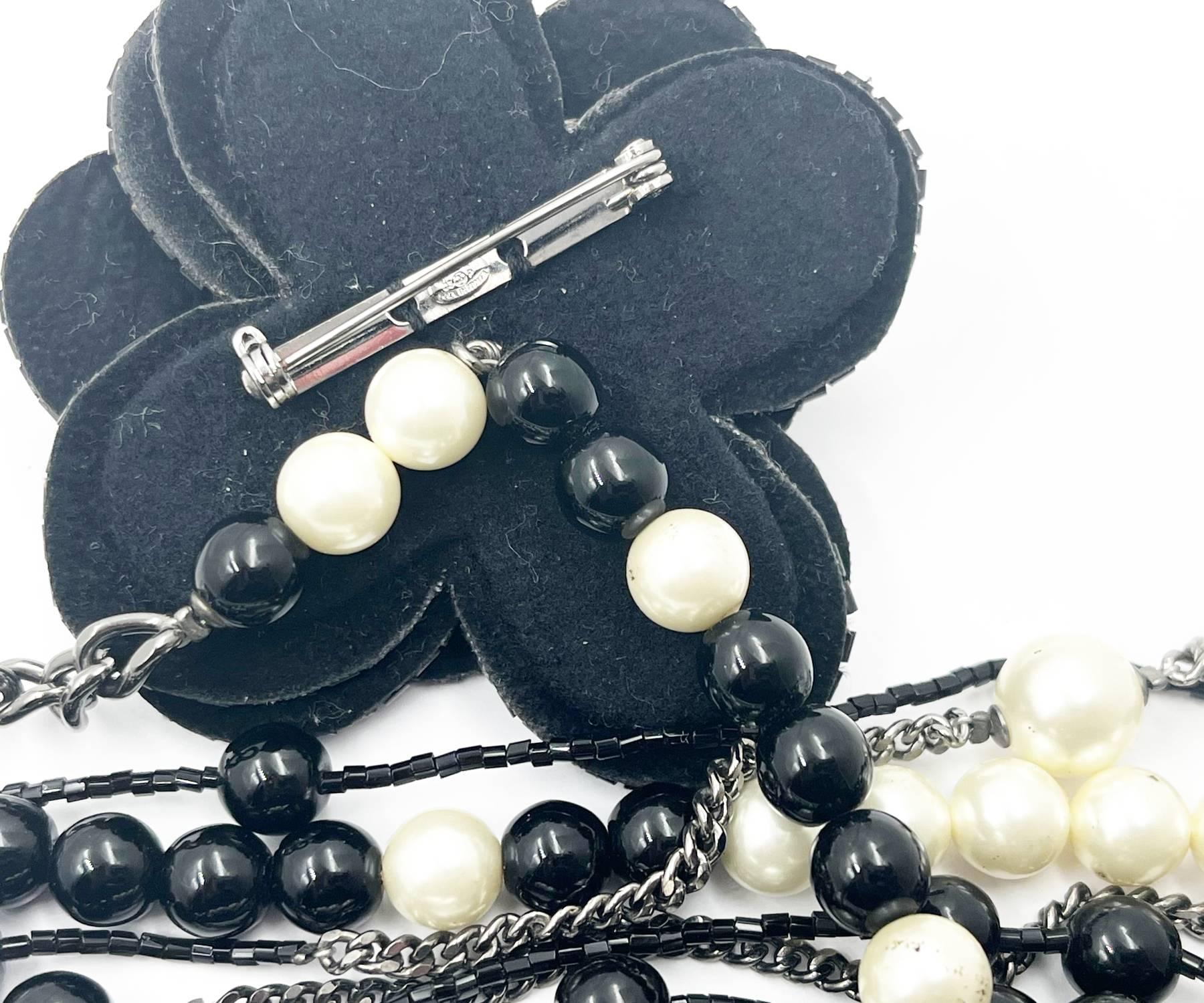 Artisan Chanel Collier à 5 brins en perles noires avec épingle à fleurs CC et perles noires  en vente