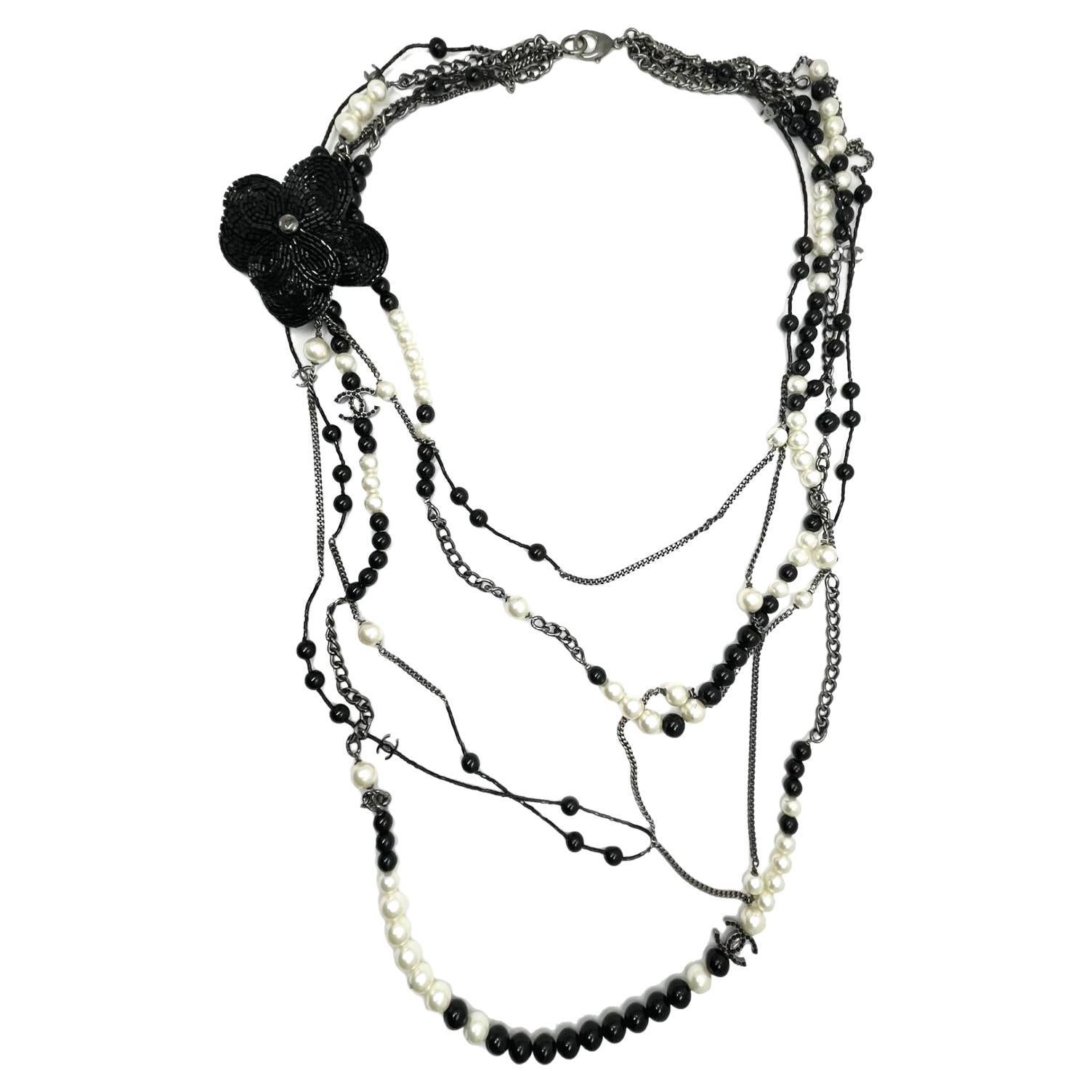 Chanel Collier à 5 brins en perles noires avec épingle à fleurs CC et perles noires  en vente