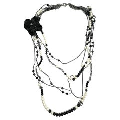 Chanel Collier à 5 brins en perles noires avec épingle à fleurs CC et perles noires 