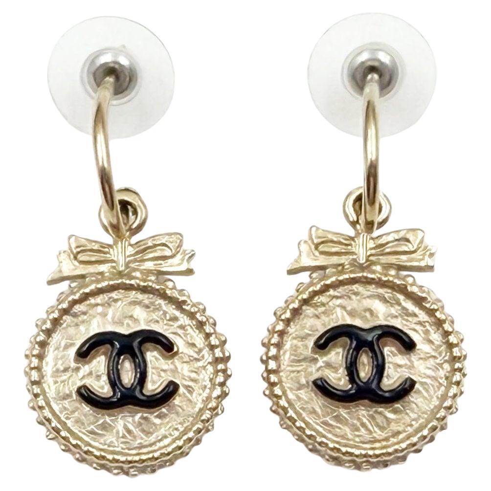 Chanel Schwarz CC Gold Ribbon Button Large Hoop Earrings