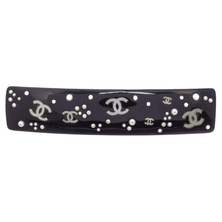 Chanel Black CC Hair Clip with goldtone hardware. 30635MSC For Sale at
