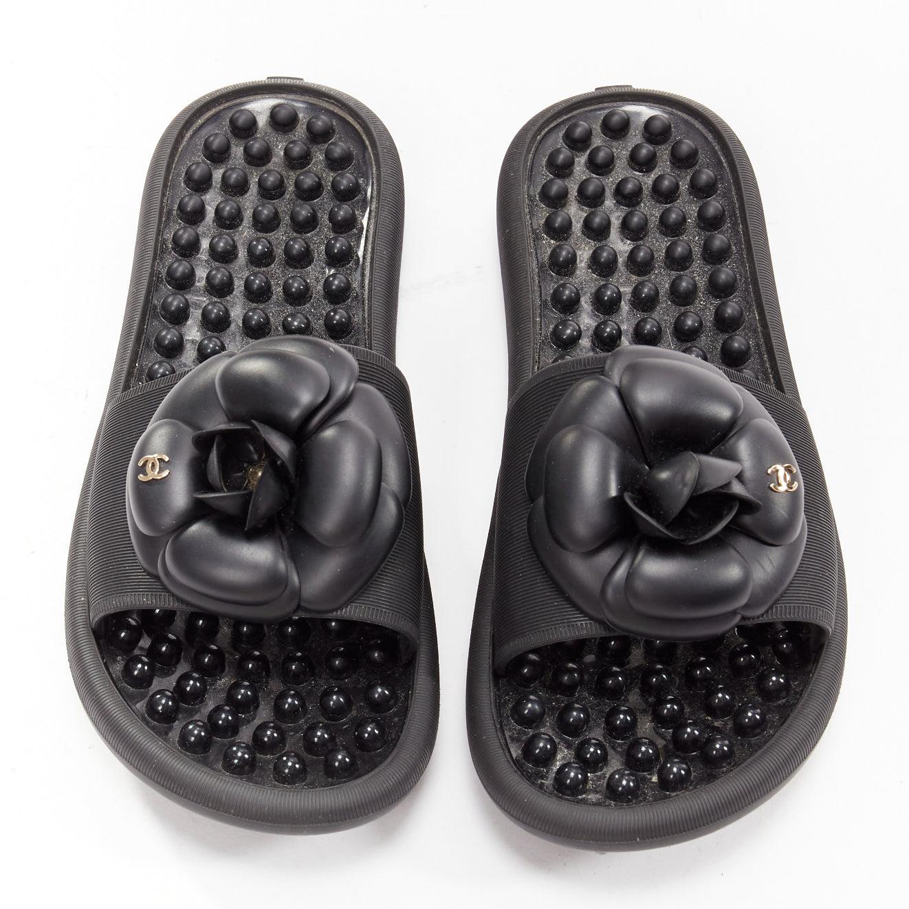 CHANEL black CC logo camellia pebbled insole thermoplastic slippers EU36
Reference: YIKK/A00039
Brand: Chanel
Material: Rubber, Metal
Color: Black, Silver
Pattern: Solid
Closure: Slip On
Lining: Black Rubber
Extra Details: CC logo plate with black