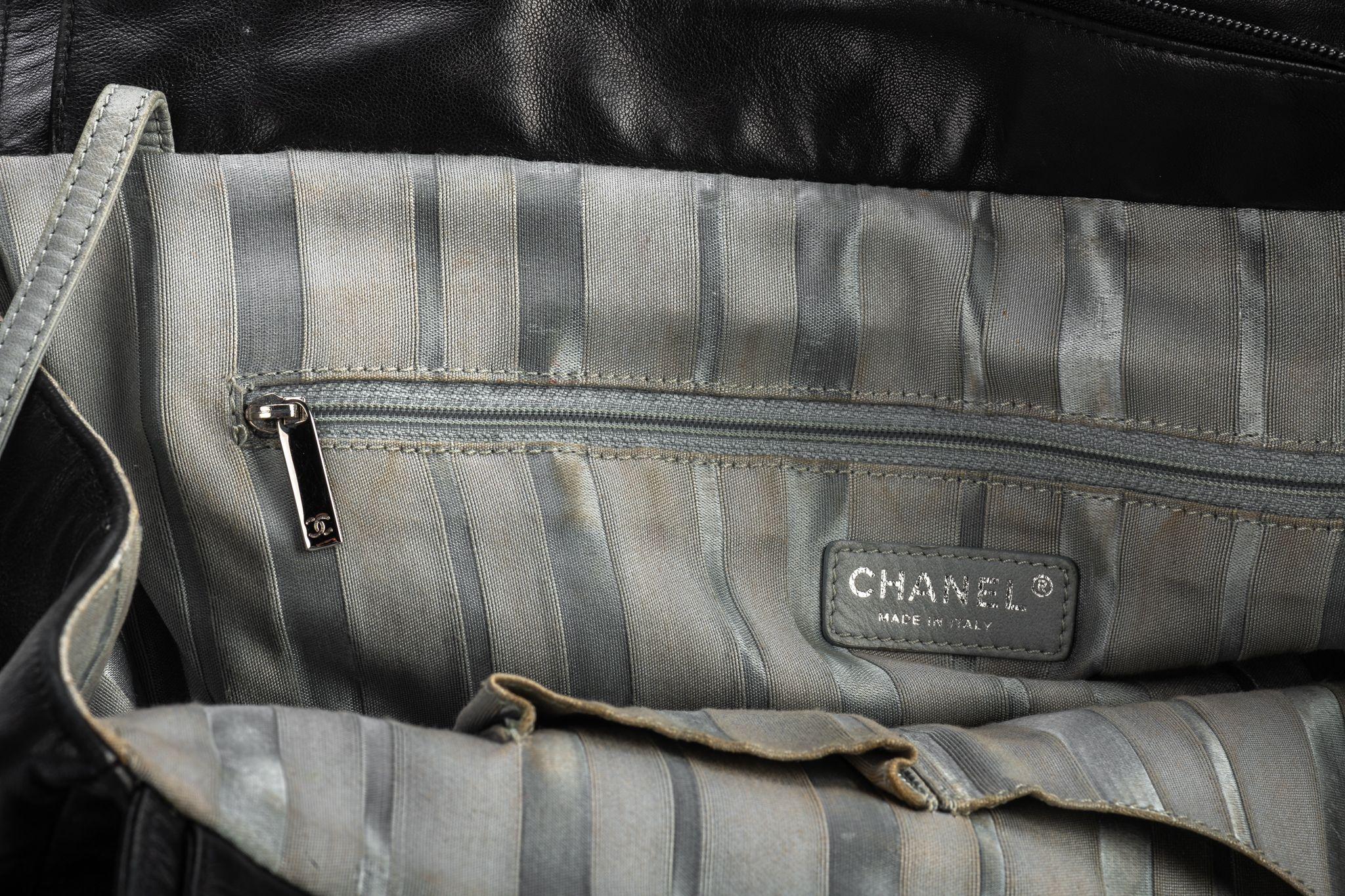 Chanel Schwarze CC Logo-Schultertasche mit Scheiben im Angebot 7