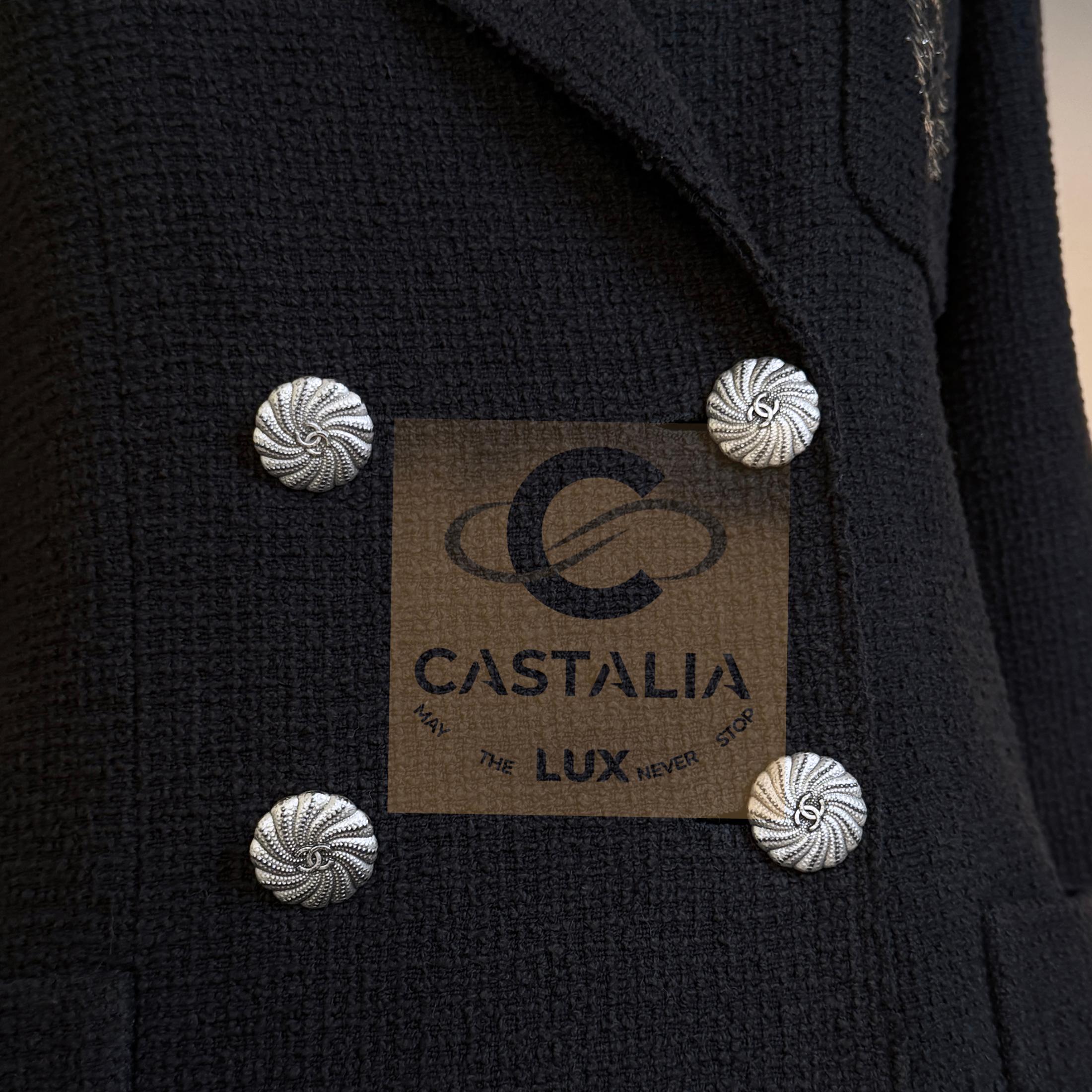 CHANEL Black CC Logo Patch Tweed Jacket 36 FR For Sale 9