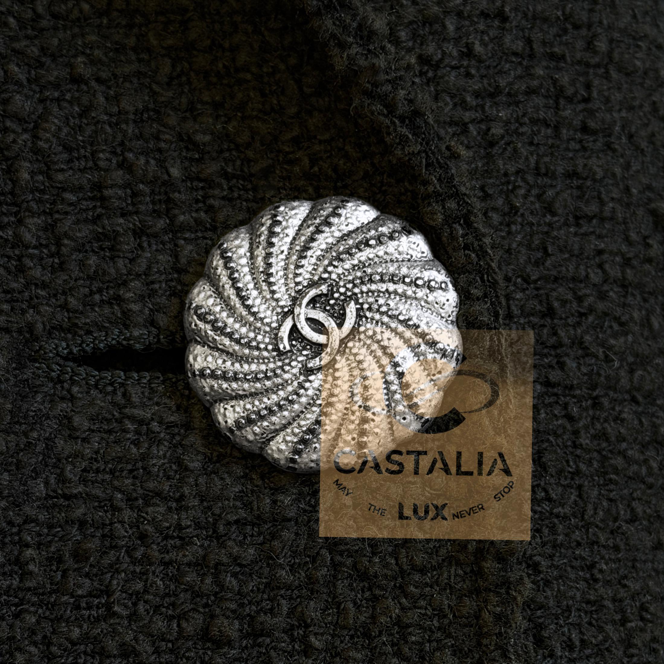 CHANEL Black CC Logo Patch Tweed Jacket 36 FR For Sale 10