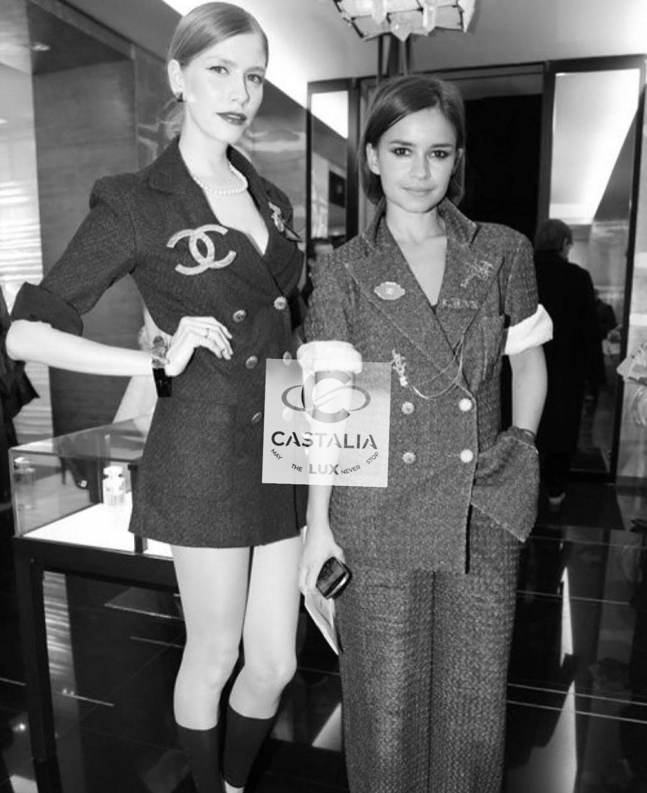 CHANEL Black CC Logo Patch Tweed Jacket 36 FR For Sale 1