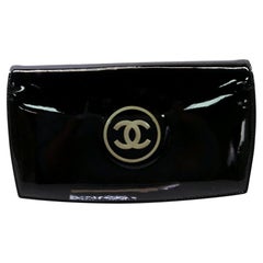 Chanel Chanel Schwarz CC Logo Brieftasche mit Lacklederklappe 862472