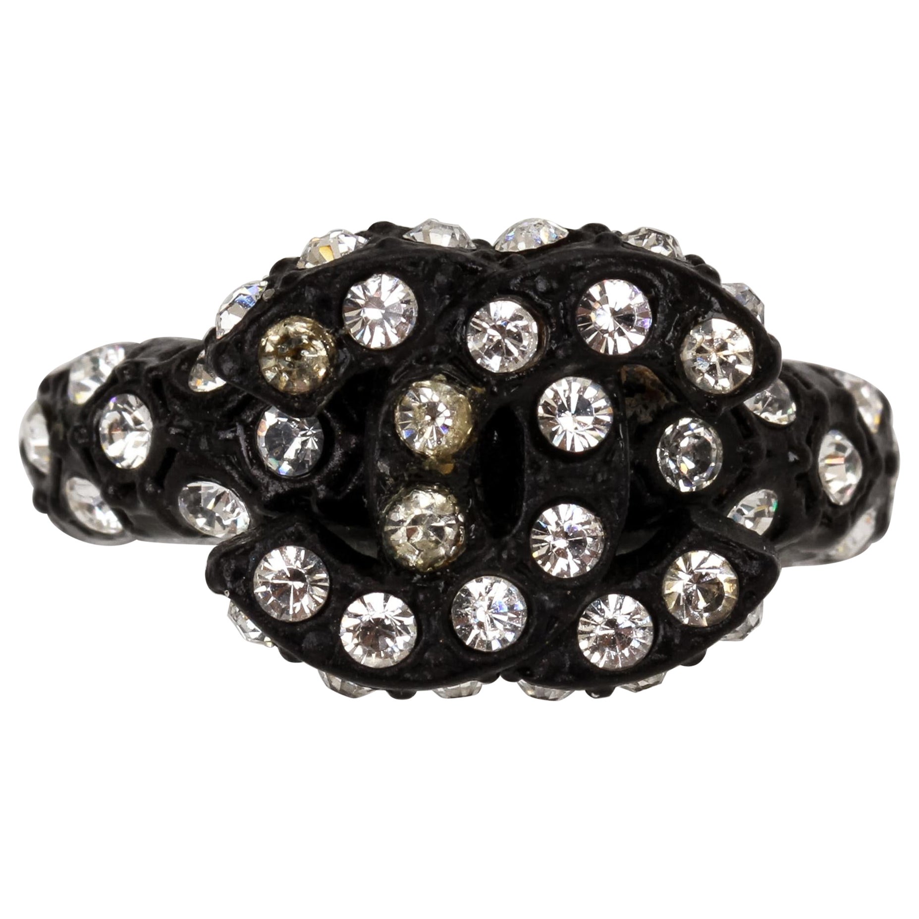 Chanel  Anello con logo CC nero e strass misura 6