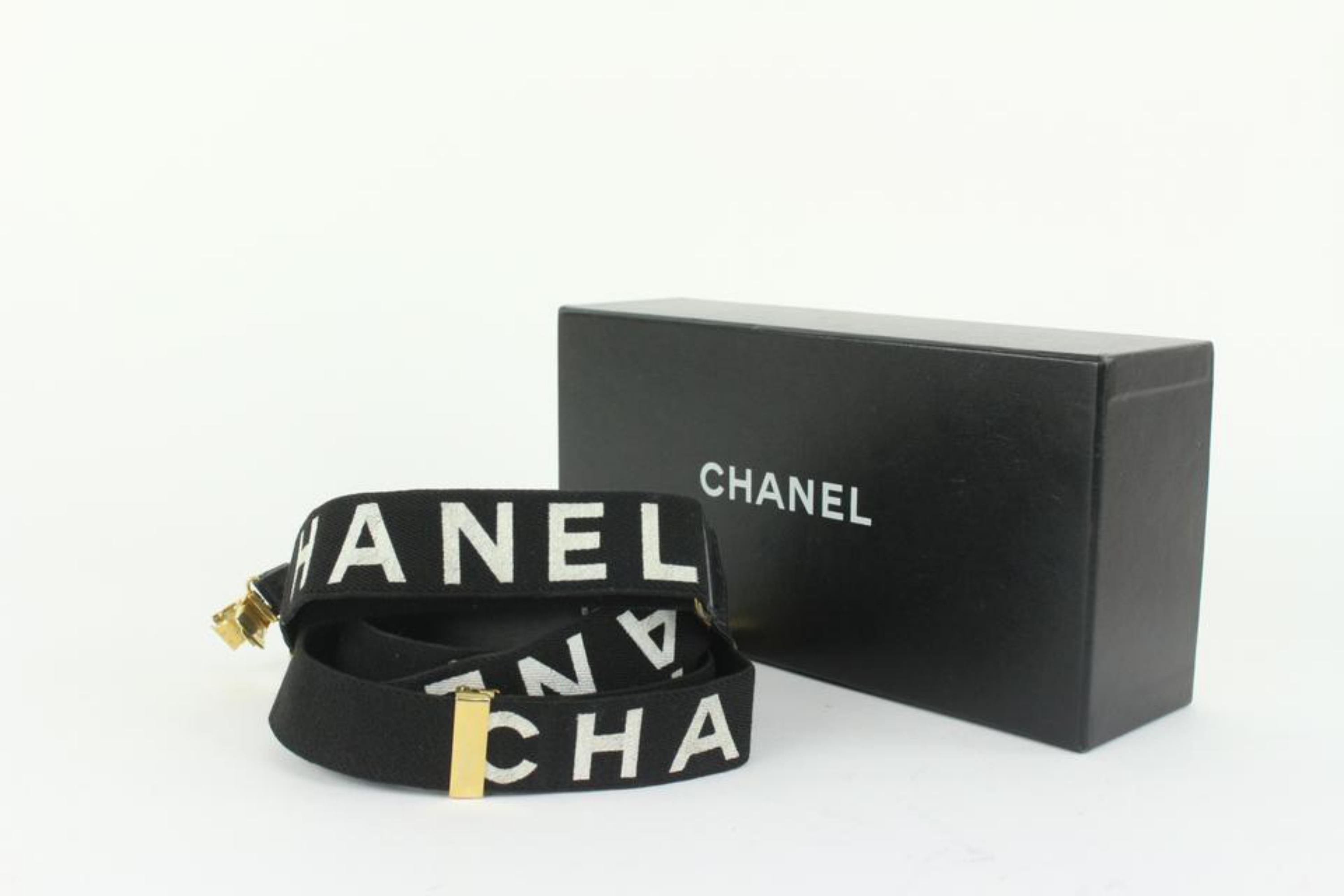 Suspensions Chanel noires avec logo CC 106c6 en vente 5