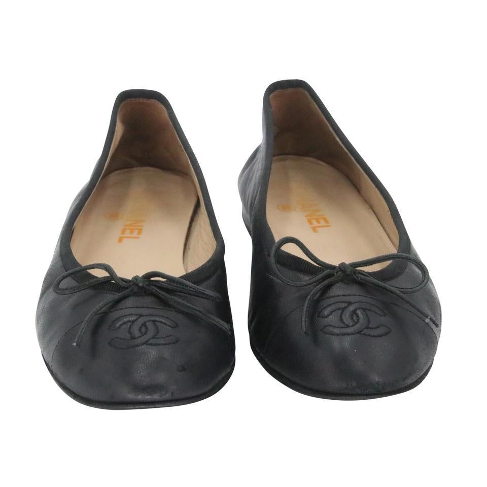Chanel Black CC Monogram Ballerina Ballet Flats CC-S0930P-0368

These classic and versatile Chanel Cap Toe CC Ballet Flats are iconic and must-haves for any fashionista. Luxurious smooth leather uppers with patent leather cap toes and a small