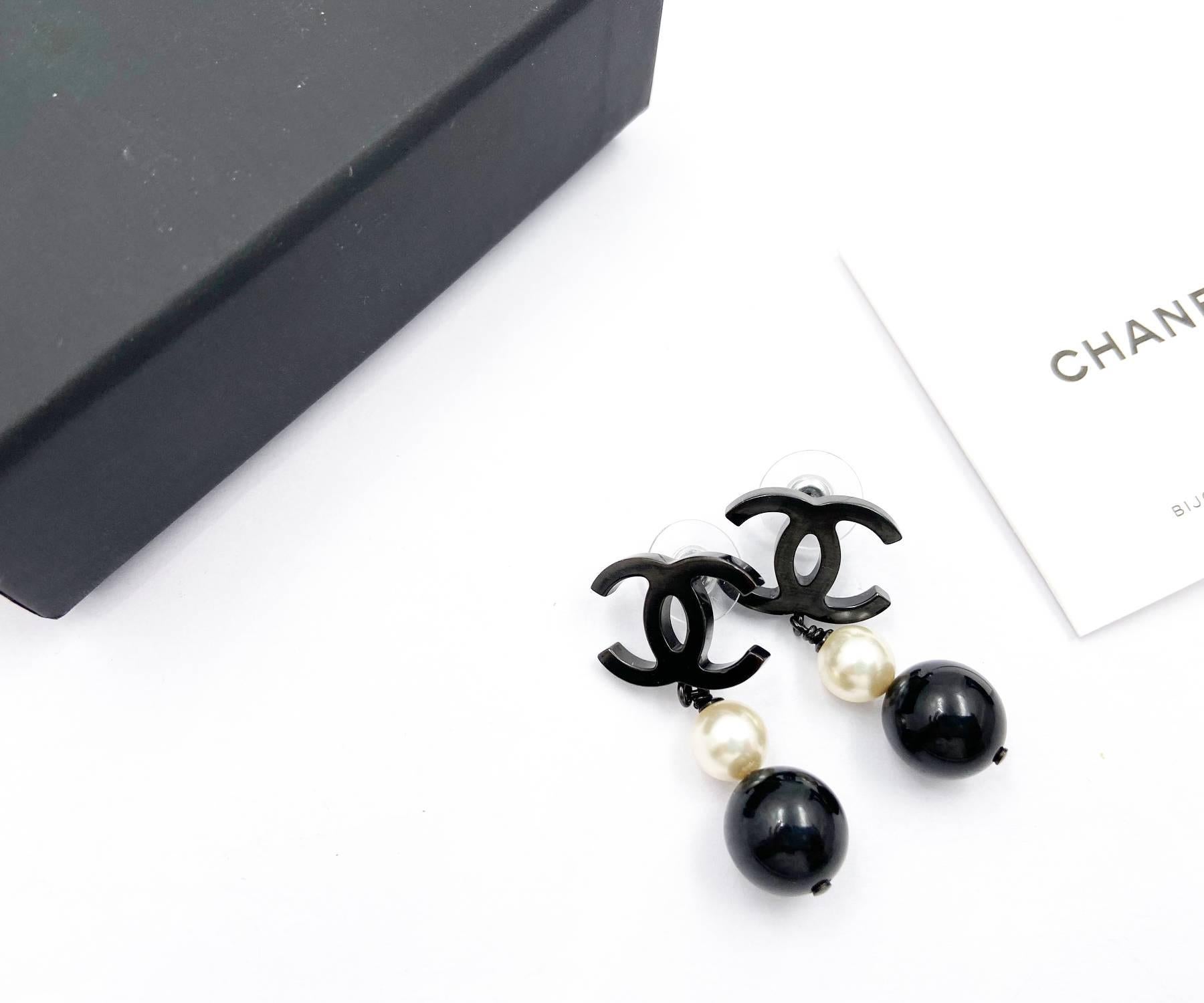 Chanel Classic Black CC Pearl Black Bead Dangle Long Piercing Earrings

*Marked 14
*Made in Italy
*Comes with the original box and pouch

-It is approximately 1.5