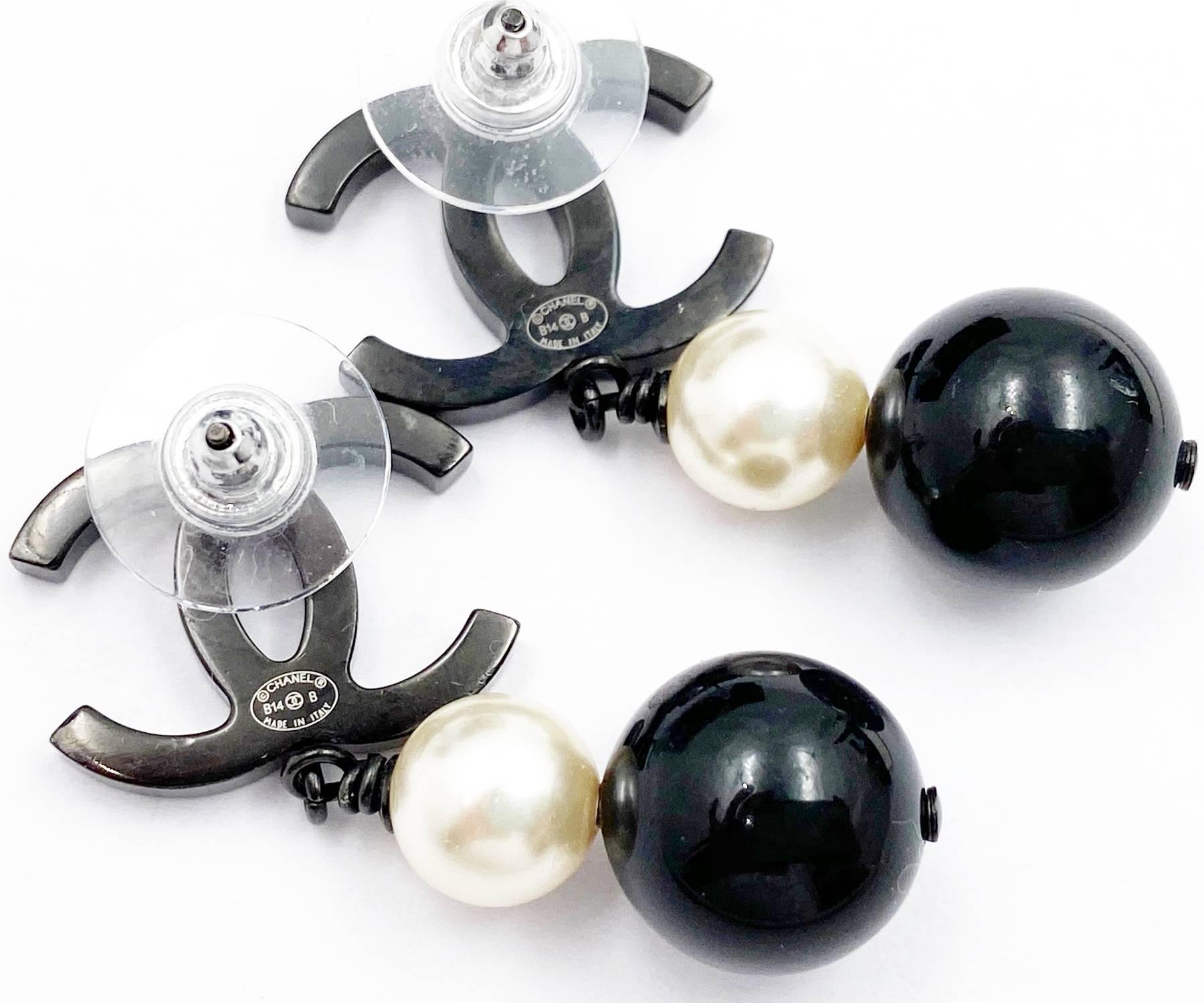 Chanel - Boucles d'oreilles perles noires CC - Perles noires - Piercing Dangle  Excellent état - En vente à Pasadena, CA