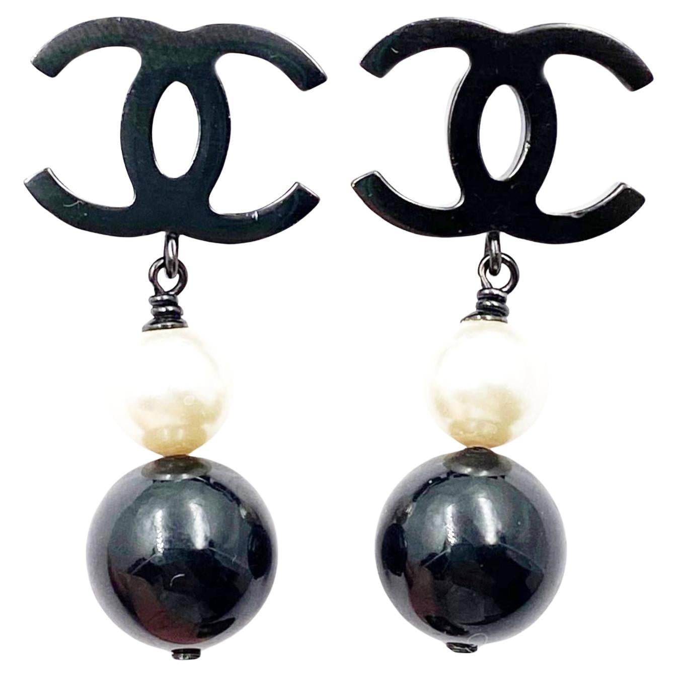 Chanel - Boucles d'oreilles perles noires CC - Perles noires - Piercing Dangle  en vente