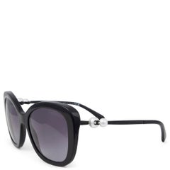 Chanel - Lunettes de soleil noires « CC PEARL » embellies de perles, taille 5339H