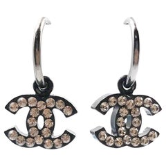 Boucles d'oreilles Chanel Classic Black CC Shiny Silver Crystal Dangle Hoop Pierce